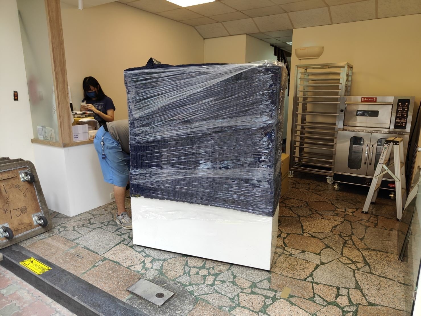 搬家公司推薦、新北搬家推薦【榮福搬家公司】南港搬家、桃園搬家公司推薦、台北搬家公司推薦、搬家具、冰箱搬運、基隆搬家、搬公司行號、搬工服務、人力搬運、搬運,大型烤箱,大型冰箱,臥式冰箱,食品冷藏展示櫃針對顧客都秉持以用心實在專業搬家技巧,搬家實在用心值得您的信賴與選擇。歡迎來電咨詢02-2651-2727,榮福搬家有專員立即為您服務。 搬家公司推薦、新北搬家推薦【榮福搬家公司】南港搬家、桃園搬家公司推薦、台北搬家公司推薦、搬家具、冰箱搬運、基隆搬家、搬公司行號、搬工服務、人力搬運、搬運,大型烤箱,大型冰箱,臥式冰箱,食品冷藏展示櫃針對顧客都秉持以用心實在專業搬家技巧,搬家實在用心值得您的信賴與選擇。歡迎來電咨詢02-2651-2727,榮福搬家有專員立即為您服務。