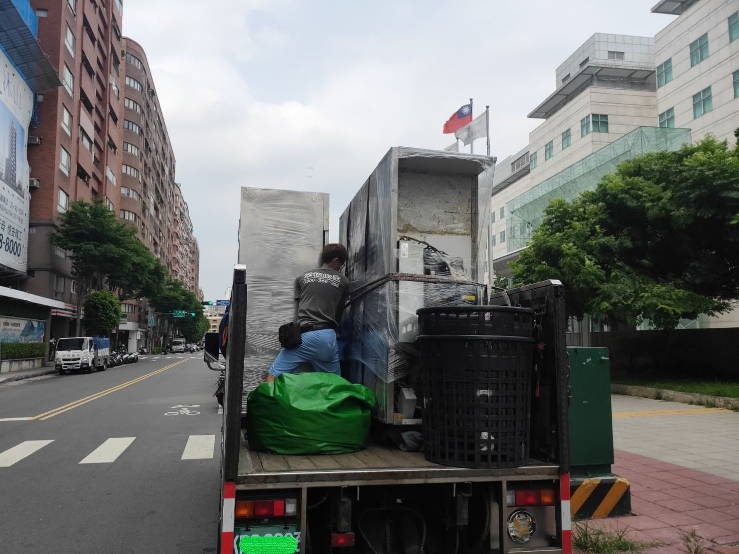 店面搬遷、搬家公司推薦、台北搬家推薦【榮福搬家公司】搬生財器具、搬冷凍櫃、搬冷藏冰箱、大型爐台搬運、搬窯烤爐、搬營業用蒸烤箱、南港搬家、桃園搬家公司推薦、新北搬家公司推薦、百貨公司進撤櫃、專櫃進撤櫃、企業搬運服務、搬公司行號、廠房遷移、搬精密儀器、公司行號搬遷、政府機關搬遷、百貨專櫃遷移、學校單位搬遷、大型設備搬遷、搬大型廚房設備、中央廚房搬遷、搬營業用冰箱、搬營業用製冰機、三層營業用烤箱搬運、搬工作檯冰箱、搬工計時、搬工服務、人力搬運,針對顧客都秉持以用心實在專業搬家技巧,搬家實在用心值得您的信賴與選擇。歡迎來電咨詢02-2651-2727,榮福搬家有專員立即為您服務。 店面搬遷、搬家公司推薦、台北搬家推薦【榮福搬家公司】搬生財器具、搬冷凍櫃、搬冷藏冰箱、大型爐台搬運、搬窯烤爐、搬營業用蒸烤箱、南港搬家、桃園搬家公司推薦、新北搬家公司推薦、百貨公司進撤櫃、專櫃進撤櫃、企業搬運服務、搬公司行號、廠房遷移、搬精密儀器、公司行號搬遷、政府機關搬遷、百貨專櫃遷移、學校單位搬遷、大型設備搬遷、搬大型廚房設備、中央廚房搬遷、搬營業用冰箱、搬營業用製冰機、三層營業用烤箱搬運、搬工作檯冰箱、搬工計時、搬工服務、人力搬運,針對顧客都秉持以用心實在專業搬家技巧,搬家實在用心值得您的信賴與選擇。歡迎來電咨詢02-2651-2727,榮福搬家有專員立即為您服務。