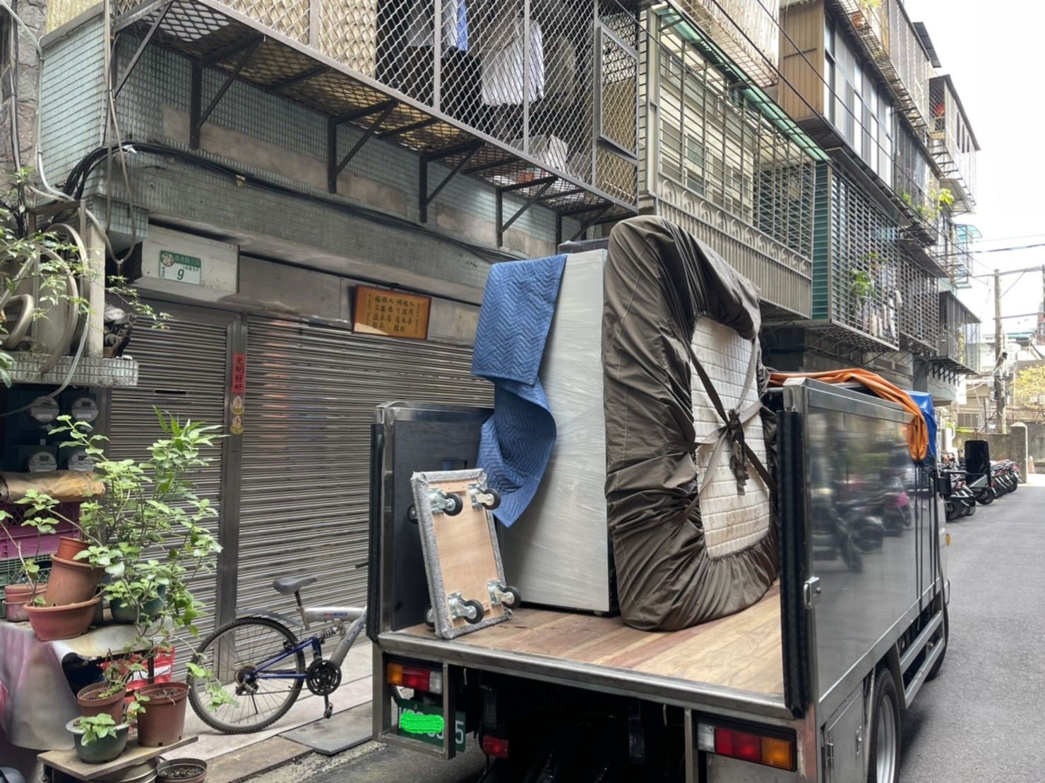 搬家公司推薦、新北搬家推薦【榮福搬家公司】搬家首選、口碑第一、搬家好評推薦、南港搬家、桃園搬家公司推薦、台北搬家公司推薦、搬家具、冰箱搬運、基隆搬家、搬家電、床墊搬運、搬Queen Size床墊、單件家具運送、單一物件搬運、搬床墊、搬沙發、搬衣櫃、搬洗衣機、跨縣市搬家、吊車吊掛搬運、吊家具搬運、大型家具搬運、家具清運、搬公司行號、家庭搬家、搬鋼琴、搬工計時、搬工服務、人力搬運、搬運、床墊專用保護布套、透明防水床墊套、搬家紙箱,針對顧客都秉持以用心實在專業搬家技巧,搬家實在用心值得您的信賴與選擇。歡迎來電咨詢02-2651-2727,榮福搬家有專員立即為您服務。 搬家公司推薦、新北搬家推薦【榮福搬家公司】搬家首選、口碑第一、搬家好評推薦、南港搬家、桃園搬家公司推薦、台北搬家公司推薦、搬家具、冰箱搬運、基隆搬家、搬家電、床墊搬運、搬Queen Size床墊、單件家具運送、單一物件搬運、搬床墊、搬沙發、搬衣櫃、搬洗衣機、跨縣市搬家、吊車吊掛搬運、吊家具搬運、大型家具搬運、家具清運、搬公司行號、家庭搬家、搬鋼琴、搬工計時、搬工服務、人力搬運、搬運、床墊專用保護布套、透明防水床墊套、搬家紙箱,針對顧客都秉持以用心實在專業搬家技巧,搬家實在用心值得您的信賴與選擇。歡迎來電咨詢02-2651-2727,榮福搬家有專員立即為您服務。