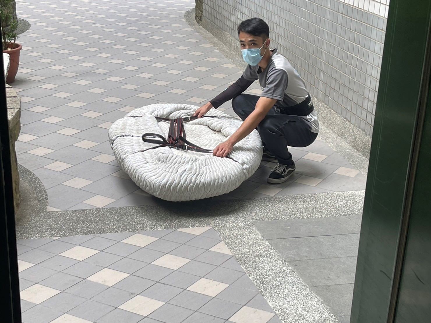 台北搬石桌椅組∣南港搬石桌椅組∣新北搬石桌椅組∣雙北搬石桌椅組∣汐止搬石桌椅組∣中永和搬石桌椅組∣板橋搬石桌椅組∣五股搬石桌椅組∣基隆搬石桌椅組∣桃園搬石桌椅組∣各種重物景觀涼亭石桌椅組搬運、大理石藝術品搬運、天然大理石桌椅推薦【榮福搬家】精緻包裝搬運「細膩包裝、專業搬運、用心服務、以客為尊」是榮福搬家公司的宗旨與精神。歡迎立即來電02-2651-2727專人服務。 台北搬石桌椅組∣南港搬石桌椅組∣新北搬石桌椅組∣雙北搬石桌椅組∣汐止搬石桌椅組∣中永和搬石桌椅組∣板橋搬石桌椅組∣五股搬石桌椅組∣基隆搬石桌椅組∣桃園搬石桌椅組∣各種重物景觀涼亭石桌椅組搬運、大理石藝術品搬運、天然大理石桌椅推薦【榮福搬家】精緻包裝搬運「細膩包裝、專業搬運、用心服務、以客為尊」是榮福搬家公司的宗旨與精神。歡迎立即來電02-2651-2727專人服務。