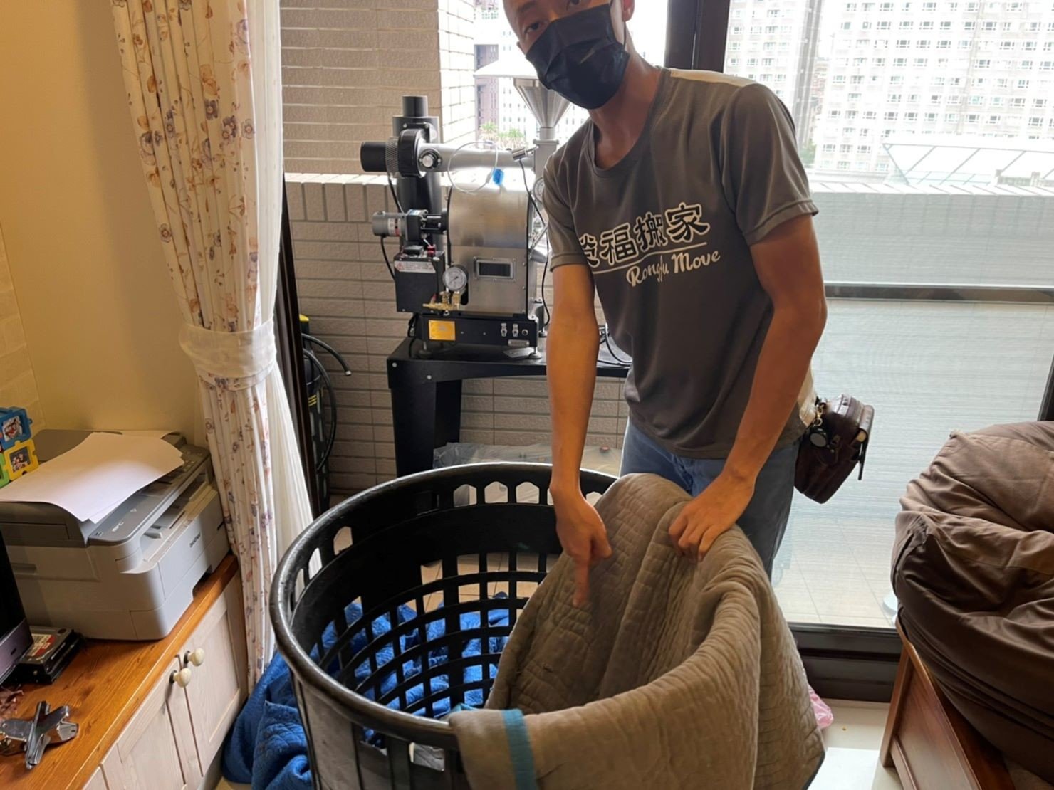 只需搬一件家具?搬運單一生財器具、營業用冰箱、【榮福搬家】餐飲集團撤櫃、百貨撤櫃、百貨餐飲撤櫃、撤櫃暫放倉儲、餐飲設備暫放倉儲、三門工作台冰箱、桌上型烘豆機、餐飲工作檯、營業用冰箱精緻包裝、營業用冰箱暫放倉儲、中島展示櫃精緻包裝、工作檯包裝,工作桌、長桌吧檯,台北搬家公司推薦:大台北搬家,精緻包裝搬運「細膩包裝、專業搬運、用心服務、以客為尊」是榮福搬家公司的宗旨與精神。歡迎立即來電02-2651-2727專人服務。 只需搬一件家具?搬運單一生財器具、營業用冰箱、【榮福搬家】餐飲集團撤櫃、百貨撤櫃、百貨餐飲撤櫃、撤櫃暫放倉儲、餐飲設備暫放倉儲、三門工作台冰箱、桌上型烘豆機、餐飲工作檯、營業用冰箱精緻包裝、營業用冰箱暫放倉儲、中島展示櫃精緻包裝、工作檯包裝,工作桌、長桌吧檯,台北搬家公司推薦:大台北搬家,精緻包裝搬運「細膩包裝、專業搬運、用心服務、以客為尊」是榮福搬家公司的宗旨與精神。歡迎立即來電02-2651-2727專人服務。
