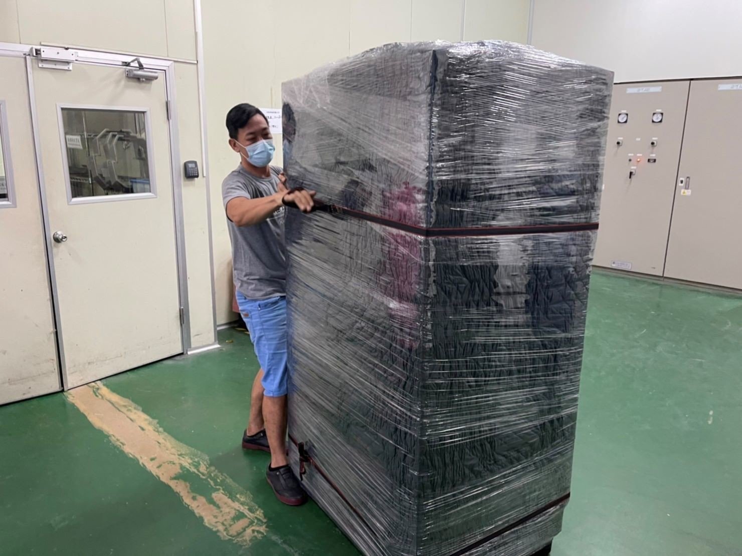 只需搬一件家具?搬運單一生財器具、儀器設備、販賣機、客製化設備、特殊重物推薦【榮福搬家】專業包裝防護搬運「細膩包裝手法、專業搬運技巧、用心服務、以客為尊」是榮福搬家公司的宗旨與精神。歡迎立即來電02-2651-2727專人服務。 只需搬一件家具?搬運單一生財器具、儀器設備、販賣機、客製化設備、特殊重物推薦【榮福搬家】專業包裝防護搬運「細膩包裝手法、專業搬運技巧、用心服務、以客為尊」是榮福搬家公司的宗旨與精神。歡迎立即來電02-2651-2727專人服務。