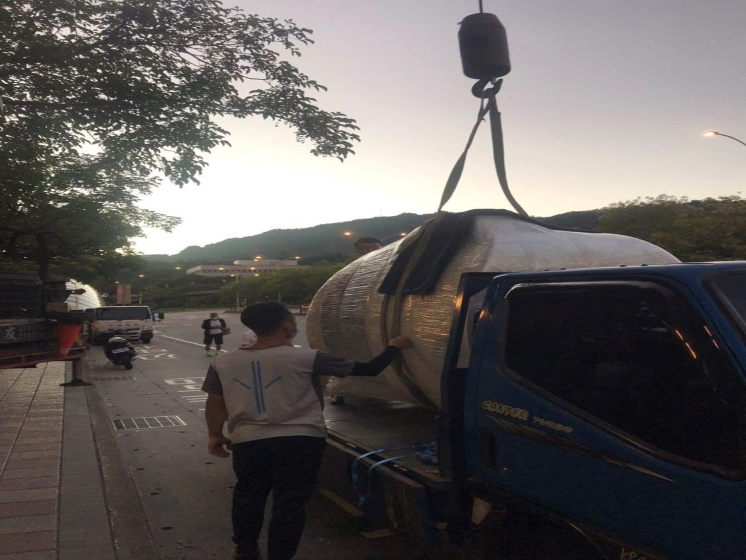 台北搬家重物吊掛搬運∣南港搬家重物吊掛搬運∣新北搬家重物吊掛搬運∣雙北搬家重物吊掛搬運∣汐止搬家重物吊掛運∣五股搬家重物吊搬運搬運∣ ∣板橋搬家重物吊掛搬運∣桃園搬家重物吊掛搬運推薦【榮福搬家】屬專業搬家細吊累運唯一的選擇,累積20年來特殊重物的搬運經驗,專業敏捷快速完成您的各項搬運任務。榮福搬家擁有精細的包裝搬運「精細包裝、專業搬運、用心服務、以客為尊」是榮福家搬運公司的宗旨與精神。歡迎立即來電02-2651-2727人服務。 台北搬家重物吊掛搬運∣南港搬家重物吊掛搬運∣新北搬家重物吊掛搬運∣雙北搬家重物吊掛搬運∣汐止搬家重物吊掛運∣五股搬家重物吊搬運搬運∣ ∣板橋搬家重物吊掛搬運∣桃園搬家重物吊掛搬運推薦【榮福搬家】屬專業搬家細吊累運唯一的選擇,累積20年來特殊重物的搬運經驗,專業敏捷快速完成您的各項搬運任務。榮福搬家擁有精細的包裝搬運「精細包裝、專業搬運、用心服務、以客為尊」是榮福家搬運公司的宗旨與精神。歡迎立即來電02-2651-2727人服務。