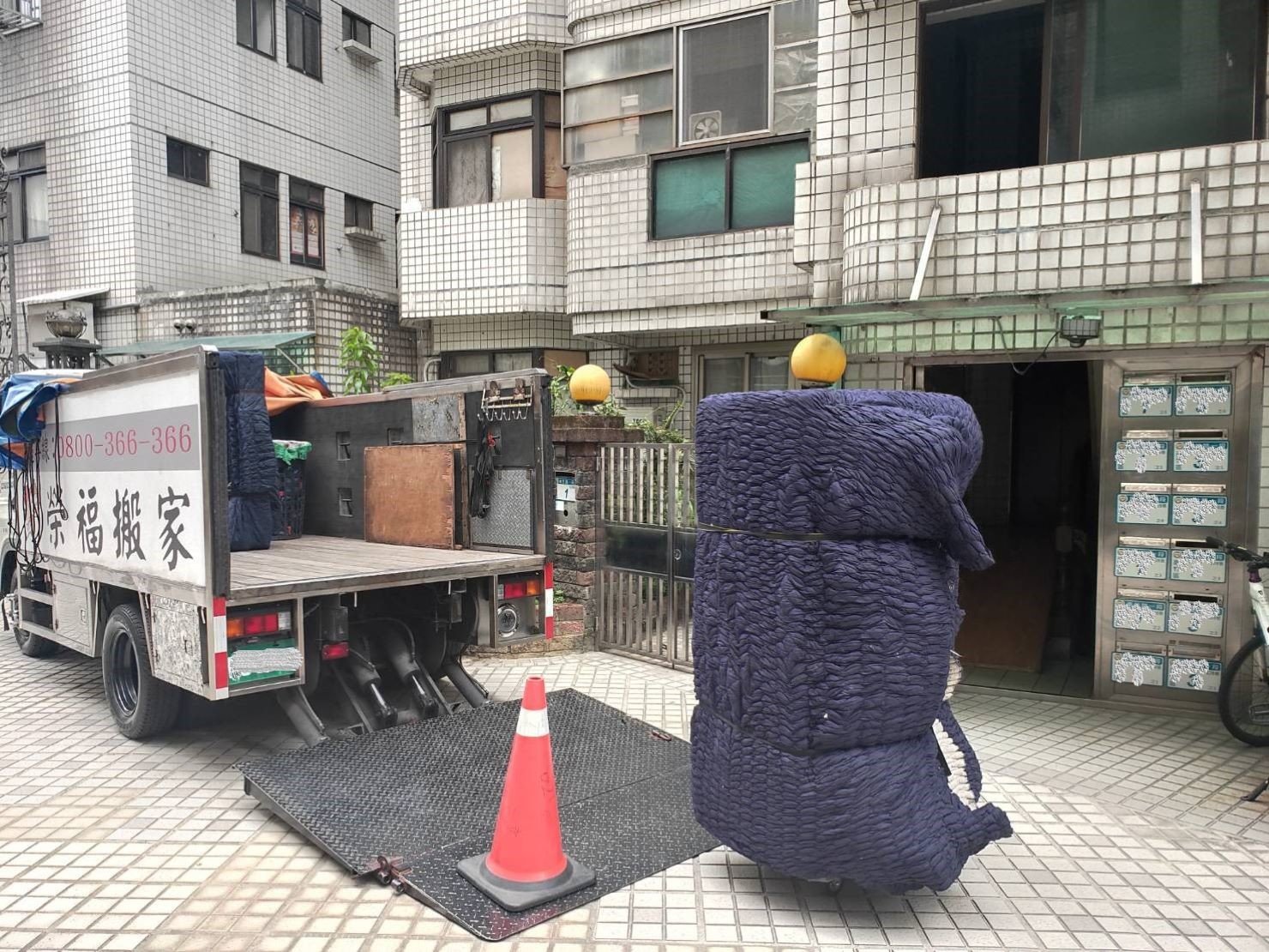 桃園搬家【榮福搬家貨運有限公司】台北搬家、台北搬家推薦口碑第一、台北搬家推薦:一般路邊停靠或住家門口停靠,都要先考量搬運時間點是否會影響當時人車的出入狀況。 桃園搬家【榮福搬家貨運有限公司】台北搬家、台北搬家推薦口碑第一、台北搬家推薦:一般路邊停靠或住家門口停靠,都要先考量搬運時間點是否會影響當時人車的出入狀況。