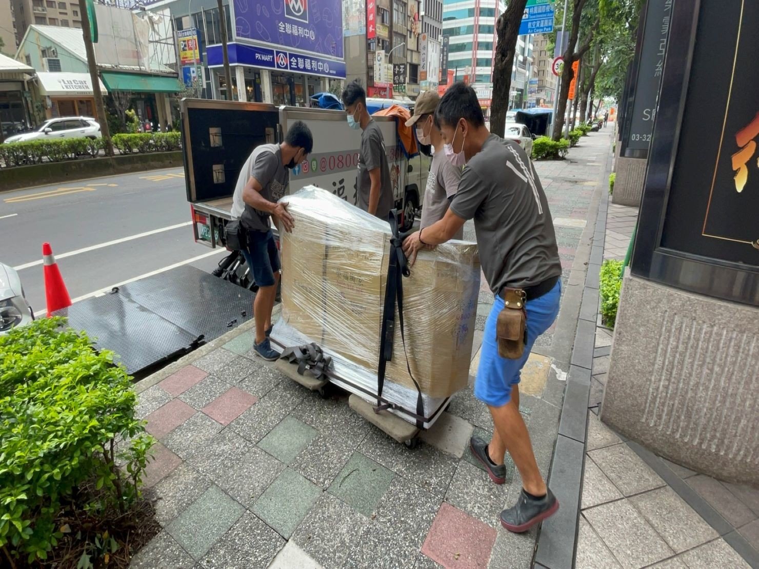 搬家首選【榮福搬家公司】木雕刻品、木雕神像、木雕刻藝術品、玉雕藝術品、近百萬大型玉雕物件、藝術品店搬運、大型玉雕馬、跨縣市搬家、搬工計時、搬家具、搬家首選、特殊重物搬運、用心防護、精緻包裝、搬重物技巧、新北搬家公司推薦、搬家車、搬家公司、基隆搬家、南港搬家、桃園搬家公司推薦、台北搬家公司推薦:大台北搬家,精緻包裝搬運「細膩包裝、專業搬運、用心服務、以客為尊」是榮福搬家公司的宗旨與精神。歡迎立即來電02-2651-2727專人服務。 搬家首選【榮福搬家公司】木雕刻品、木雕神像、木雕刻藝術品、玉雕藝術品、近百萬大型玉雕物件、藝術品店搬運、大型玉雕馬、跨縣市搬家、搬工計時、搬家具、搬家首選、特殊重物搬運、用心防護、精緻包裝、搬重物技巧、新北搬家公司推薦、搬家車、搬家公司、基隆搬家、南港搬家、桃園搬家公司推薦、台北搬家公司推薦:大台北搬家,精緻包裝搬運「細膩包裝、專業搬運、用心服務、以客為尊」是榮福搬家公司的宗旨與精神。歡迎立即來電02-2651-2727專人服務。