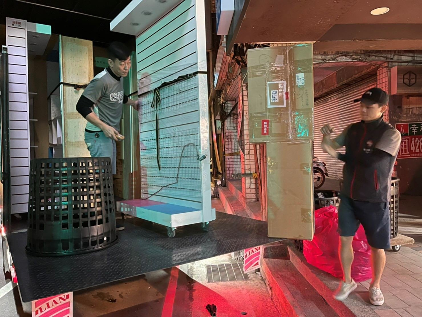 捷運地下街店面搬遷【榮福搬家公司】店面搬遷、精搬金庫、搬保險櫃、精搬魚缸、魚缸搬運、跨縣搬家、搬工派遣、搬洗衣機、搬床墊、搬冰箱、搬家具、搬家首選、吊掛搬運、吊家具搬運、新北搬家公司推薦、桃園搬家推薦、南港搬家、基隆搬家、台北搬家公司推薦:大台北搬家,精緻包裝搬運「細膩包裝、專業搬運、用心服務、以客為尊」是榮福搬家公司的宗旨與精神。歡迎立即來電02-2651-2727專人服務。 捷運地下街店面搬遷【榮福搬家公司】店面搬遷、精搬金庫、搬保險櫃、精搬魚缸、魚缸搬運、跨縣搬家、搬工派遣、搬洗衣機、搬床墊、搬冰箱、搬家具、搬家首選、吊掛搬運、吊家具搬運、新北搬家公司推薦、桃園搬家推薦、南港搬家、基隆搬家、台北搬家公司推薦:大台北搬家,精緻包裝搬運「細膩包裝、專業搬運、用心服務、以客為尊」是榮福搬家公司的宗旨與精神。歡迎立即來電02-2651-2727專人服務。