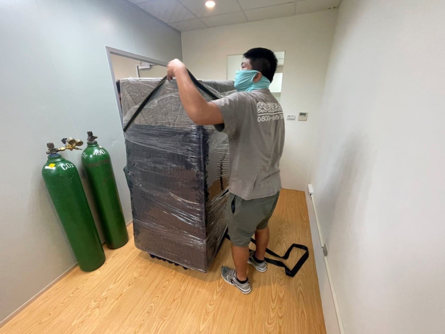 特殊重物搬運、專搬重物、特殊搬運、搬生醫設備【榮福搬家公司】跨縣市搬家、搬工計時、人工搬運、搬直立式冷凍櫃、搬超低溫冰箱、負86度超低溫冰箱搬運、營業用冰箱搬運、搬機械設備、各式機台搬運、精密儀器、臥室工作檯冰箱、實驗室設備、廚房大型設備搬運、搬營業用製冰機、廠房遷移、店面搬遷,實驗室搬遷、搬家首選、吊車吊掛搬運、吊家具搬運、台北搬家公司推薦:大台北搬家,精緻包裝搬運「細膩包裝、專業搬運、用心服務、以客為尊」是榮福搬家公司的宗旨與精神。歡迎立即來電02-2651-2727專人服務。 特殊重物搬運、專搬重物、特殊搬運、搬生醫設備【榮福搬家公司】跨縣市搬家、搬工計時、人工搬運、搬直立式冷凍櫃、搬超低溫冰箱、負86度超低溫冰箱搬運、營業用冰箱搬運、搬機械設備、各式機台搬運、精密儀器、臥室工作檯冰箱、實驗室設備、廚房大型設備搬運、搬營業用製冰機、廠房遷移、店面搬遷,實驗室搬遷、搬家首選、吊車吊掛搬運、吊家具搬運、台北搬家公司推薦:大台北搬家,精緻包裝搬運「細膩包裝、專業搬運、用心服務、以客為尊」是榮福搬家公司的宗旨與精神。歡迎立即來電02-2651-2727專人服務。