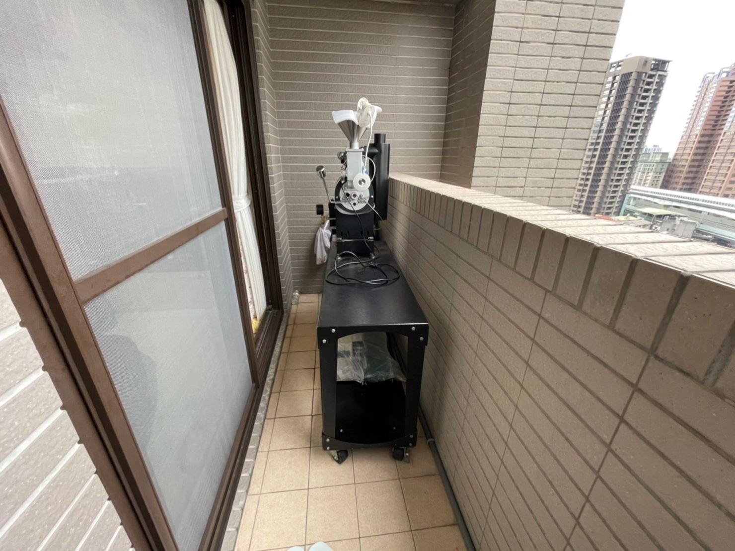 只需搬一件家具?搬運單一生財器具、營業用冰箱、【榮福搬家】餐飲集團撤櫃、百貨撤櫃、百貨餐飲撤櫃、撤櫃暫放倉儲、餐飲設備暫放倉儲、三門工作台冰箱、桌上型烘豆機、餐飲工作檯、營業用冰箱精緻包裝、營業用冰箱暫放倉儲、中島展示櫃精緻包裝、工作檯包裝,工作桌、長桌吧檯,台北搬家公司推薦:大台北搬家,精緻包裝搬運「細膩包裝、專業搬運、用心服務、以客為尊」是榮福搬家公司的宗旨與精神。歡迎立即來電02-2651-2727專人服務。 只需搬一件家具?搬運單一生財器具、營業用冰箱、【榮福搬家】餐飲集團撤櫃、百貨撤櫃、百貨餐飲撤櫃、撤櫃暫放倉儲、餐飲設備暫放倉儲、三門工作台冰箱、桌上型烘豆機、餐飲工作檯、營業用冰箱精緻包裝、營業用冰箱暫放倉儲、中島展示櫃精緻包裝、工作檯包裝,工作桌、長桌吧檯,台北搬家公司推薦:大台北搬家,精緻包裝搬運「細膩包裝、專業搬運、用心服務、以客為尊」是榮福搬家公司的宗旨與精神。歡迎立即來電02-2651-2727專人服務。