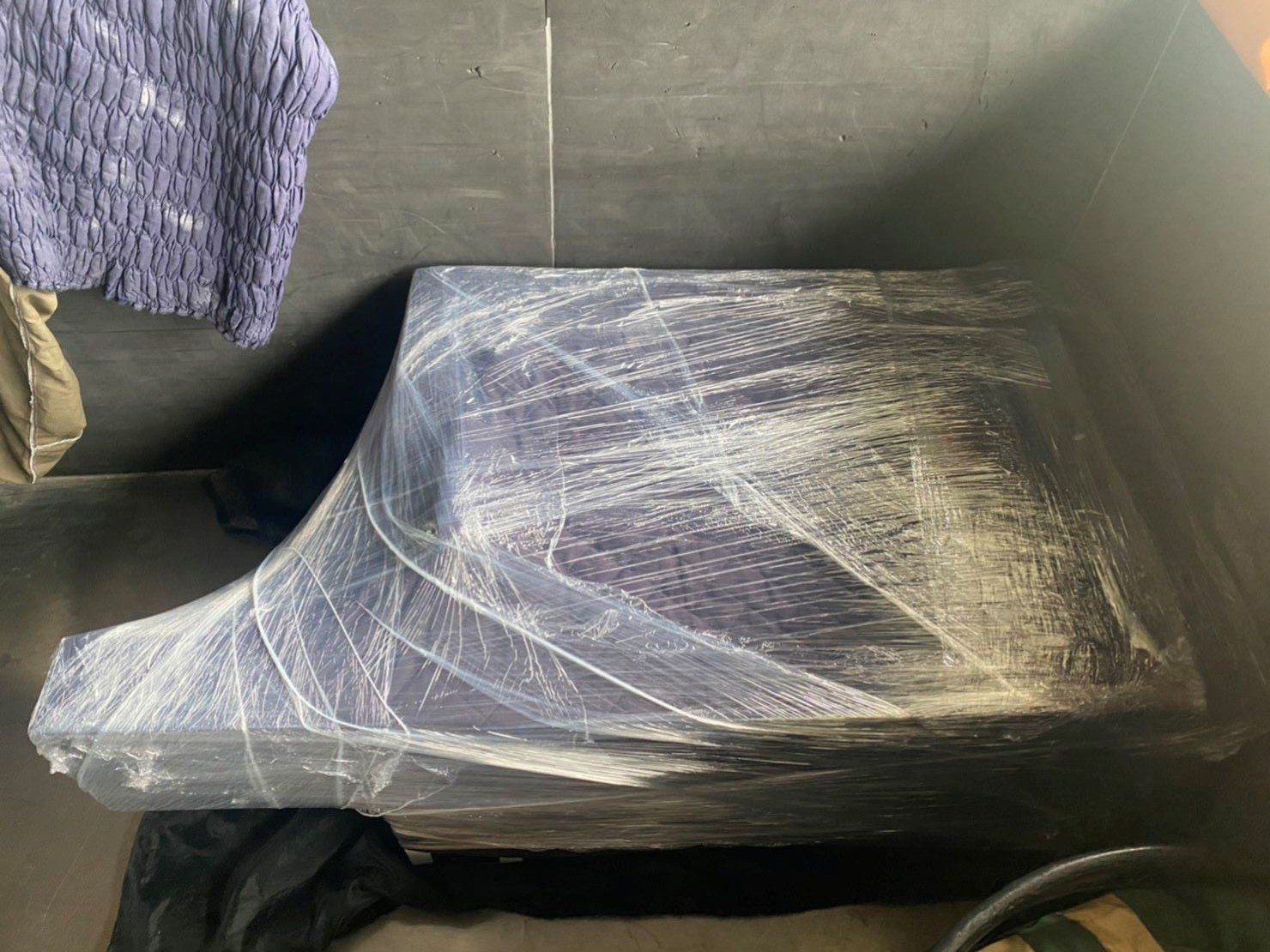  搬雷射雕刻切割機【榮福搬家公司】搬切割機、搬重物口碑第一、台北搬家：再用膠膜將包覆布套的雷射雕刻切割機反覆包裹，達到防塵、防水的雙重防護功效。