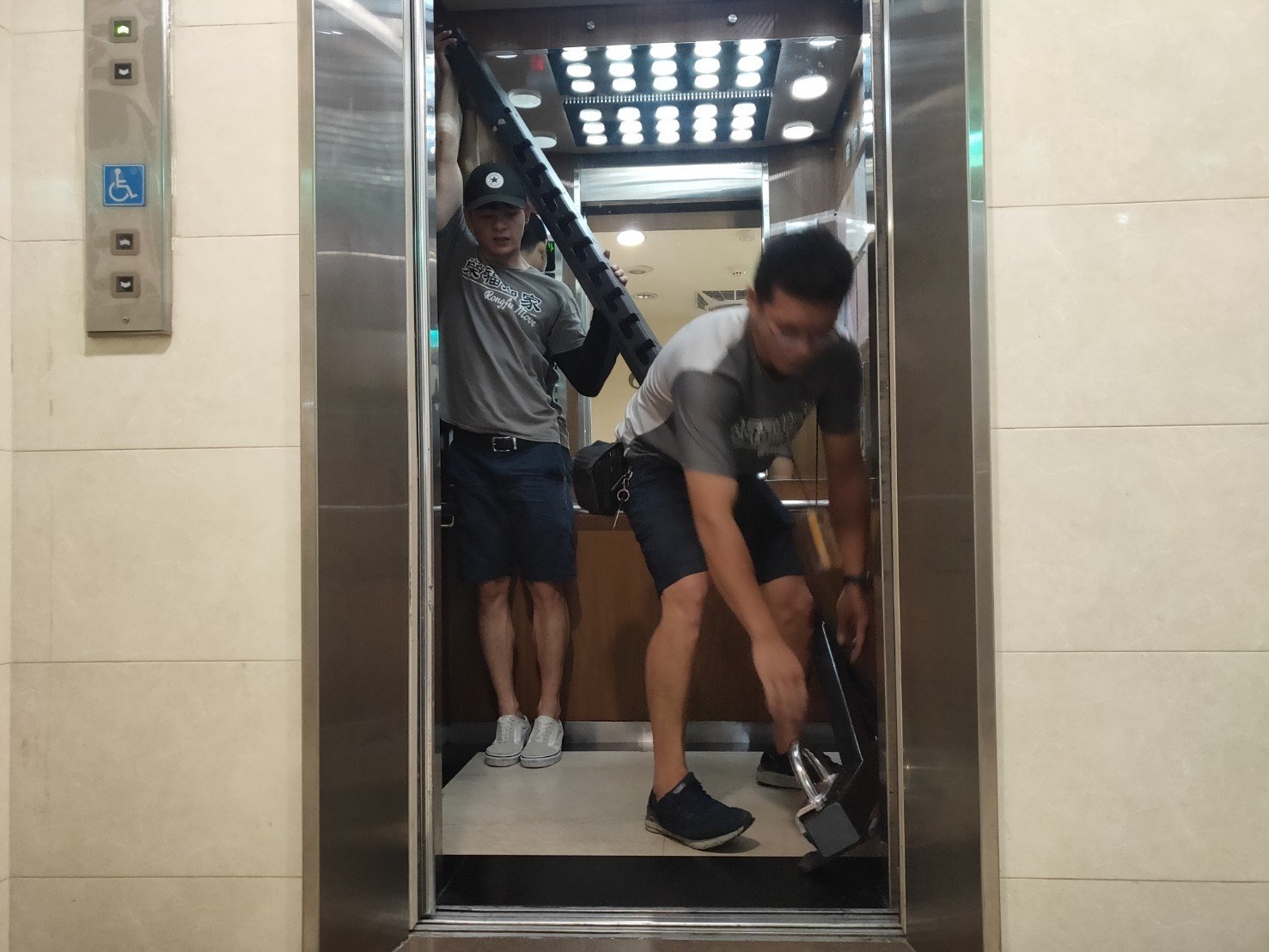 台北搬家、新北搬家、搬家公司推薦、新北搬家公司推薦【榮福搬家公司】運動器材搬運、基隆搬家、南港搬家、桃園搬家公司推薦、搬健身房運動設備、精密儀器搬運、精密儀器包裝、拆裝服務、搬工計時、人工搬運、單件家具搬運、單一物件搬運、藝術品包裝運輸、藝術品搬運、搬家首選、吊掛搬運、吊家具搬運、大型家具搬運、台北搬家公司推薦:大台北搬家,精緻搬運「細膩包裝、專業搬運、用心服務、以客為尊」是榮福搬家公司的宗旨與精神。歡迎立即來電02-2651-2727專人服務。 台北搬家、新北搬家、搬家公司推薦、新北搬家公司推薦【榮福搬家公司】運動器材搬運、基隆搬家、南港搬家、桃園搬家公司推薦、搬健身房運動設備、精密儀器搬運、精密儀器包裝、拆裝服務、搬工計時、人工搬運、單件家具搬運、單一物件搬運、藝術品包裝運輸、藝術品搬運、搬家首選、吊掛搬運、吊家具搬運、大型家具搬運、台北搬家公司推薦:大台北搬家,精緻搬運「細膩包裝、專業搬運、用心服務、以客為尊」是榮福搬家公司的宗旨與精神。歡迎立即來電02-2651-2727專人服務。