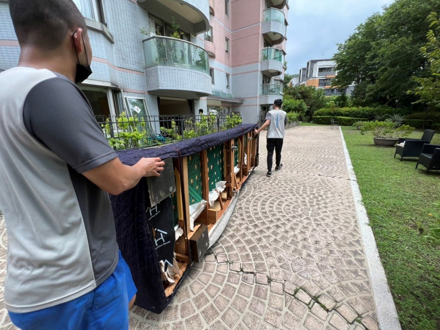 台北搬家吊掛搬運∣南港搬家吊掛搬運∣新北搬家吊掛搬運∣雙北搬家吊掛搬運∣汐止搬家吊掛搬運∣五股搬家吊掛搬運∣中永和搬家吊掛搬運∣板橋搬家吊掛搬運∣桃園搬家吊掛搬運推薦【榮福搬家】屬專業搬家細膩運唯一首選,累積20年各式各樣特殊重物的搬運經驗,專業敏捷快速完成您的各項搬運任務。榮福搬家具備精緻包裝搬運「細膩包裝、專業搬運、用心服務、以客為尊」是榮福搬家公司的宗旨與精神。歡迎立即來電02-2651-2727專人服務。 台北搬家吊掛搬運∣南港搬家吊掛搬運∣新北搬家吊掛搬運∣雙北搬家吊掛搬運∣汐止搬家吊掛搬運∣五股搬家吊掛搬運∣中永和搬家吊掛搬運∣板橋搬家吊掛搬運∣桃園搬家吊掛搬運推薦【榮福搬家】屬專業搬家細膩運唯一首選,累積20年各式各樣特殊重物的搬運經驗,專業敏捷快速完成您的各項搬運任務。榮福搬家具備精緻包裝搬運「細膩包裝、專業搬運、用心服務、以客為尊」是榮福搬家公司的宗旨與精神。歡迎立即來電02-2651-2727專人服務。