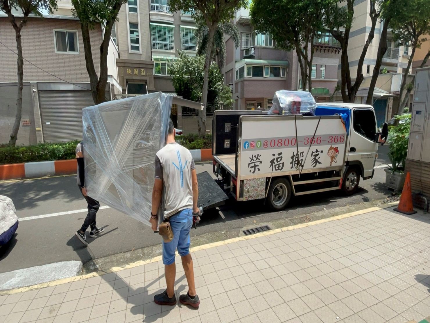 特殊搬運、搬重物【榮福搬家】只搬單一物件、基隆搬家、南港搬家、桃園搬家公司推薦、新北搬家公司推薦、企業搬運服務、搬公司行號、廠房遷移、成衣工廠設備搬移、桌上型紡織機(加熱型)、紡織直噴機、商用列印機搬移、熱轉印機搬移、工業型列印機、學校單位大型海報印表機、精緻包裝、家庭搬家、搬鋼琴、搬工計時、搬工服務、人力搬運,針對顧客都秉持以用心實在專業搬家技巧,搬家實在用心值得您的信賴與選擇。歡迎來電咨詢02-2651-2727,榮福搬家有專員立即為您服務。 特殊搬運、搬重物【榮福搬家】只搬單一物件、基隆搬家、南港搬家、桃園搬家公司推薦、新北搬家公司推薦、企業搬運服務、搬公司行號、廠房遷移、成衣工廠設備搬移、桌上型紡織機(加熱型)、紡織直噴機、商用列印機搬移、熱轉印機搬移、工業型列印機、學校單位大型海報印表機、精緻包裝、家庭搬家、搬鋼琴、搬工計時、搬工服務、人力搬運,針對顧客都秉持以用心實在專業搬家技巧,搬家實在用心值得您的信賴與選擇。歡迎來電咨詢02-2651-2727,榮福搬家有專員立即為您服務。