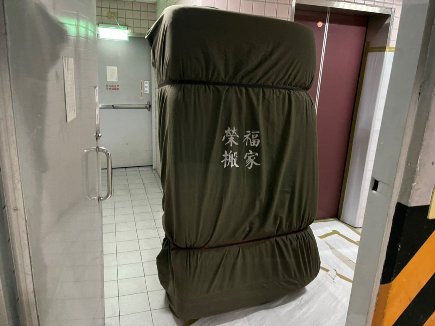 搬家公司推薦、新北搬家推薦【榮福搬家公司】南港搬家、桃園搬家公司推薦、台北搬家公司推薦、搬家具、冰箱搬運、基隆搬家、搬家電、床墊搬運、搬公司行號、家庭搬家、搬鋼琴、搬工、搬運、搬家、搬家首選、搬家達人、搬家紙箱、搬冰箱、搬床墊、鋼琴搬運、跨縣市搬家、家具搬運,針對顧客都秉持以用心實在專業搬家技巧,搬家實在用心值得您的信賴與選擇。歡迎來電咨詢02-2651-2727,榮福搬家有專員立即為您服務。系統式家具拆裝找專業的榮福搬家就對了。 搬家公司推薦、新北搬家推薦【榮福搬家公司】南港搬家、桃園搬家公司推薦、台北搬家公司推薦、搬家具、冰箱搬運、基隆搬家、搬家電、床墊搬運、搬公司行號、家庭搬家、搬鋼琴、搬工、搬運、搬家、搬家首選、搬家達人、搬家紙箱、搬冰箱、搬床墊、鋼琴搬運、跨縣市搬家、家具搬運,針對顧客都秉持以用心實在專業搬家技巧,搬家實在用心值得您的信賴與選擇。歡迎來電咨詢02-2651-2727,榮福搬家有專員立即為您服務。系統式家具拆裝找專業的榮福搬家就對了。