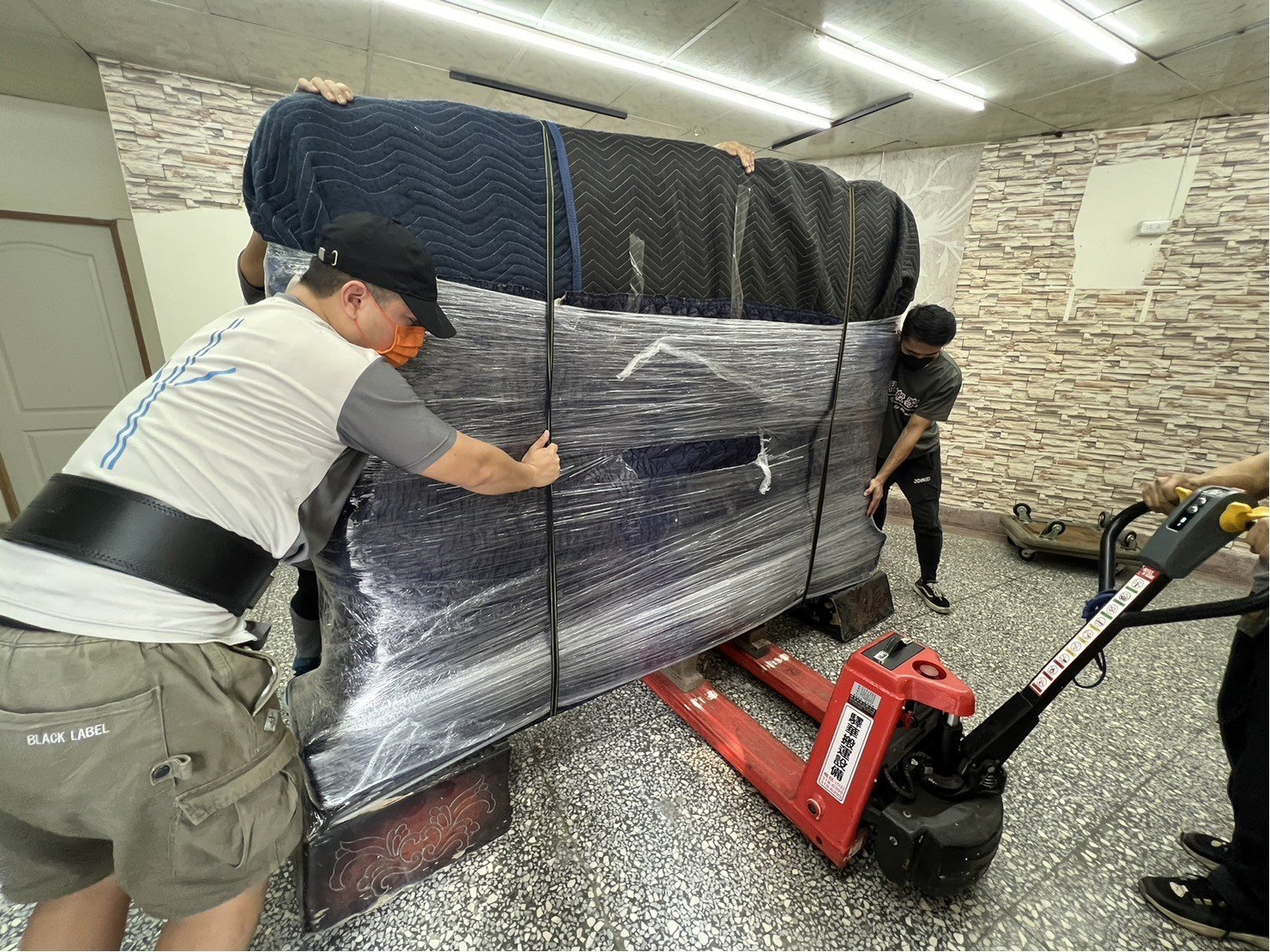 台北精搬玉石屏風∣南港精搬玉石屏風∣新北精搬玉石屏風∣雙北精搬玉石屏風∣汐止精搬玉石屏風∣中永和精搬玉石屏風∣板橋精搬玉石屏風∣五股精搬玉石屏風∣基隆精搬玉石屏風∣桃園精搬玉石屏風∣專業搬玉石藝術品推薦【榮福搬家公司】具專業團隊擁有精緻包裝組及重物搬運組,能依據業主、顧客需求分派其專業團隊組,進行各項藝術品專業安全搬運服務;給予最優質、放心各項搬家、搬運需求。 台北精搬玉石屏風∣南港精搬玉石屏風∣新北精搬玉石屏風∣雙北精搬玉石屏風∣汐止精搬玉石屏風∣中永和精搬玉石屏風∣板橋精搬玉石屏風∣五股精搬玉石屏風∣基隆精搬玉石屏風∣桃園精搬玉石屏風∣專業搬玉石藝術品推薦【榮福搬家公司】具專業團隊擁有精緻包裝組及重物搬運組,能依據業主、顧客需求分派其專業團隊組,進行各項藝術品專業安全搬運服務;給予最優質、放心各項搬家、搬運需求。