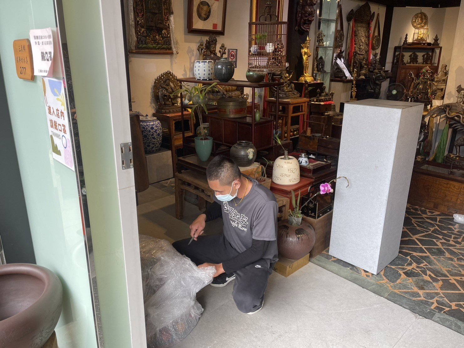 搬家首選【榮福搬家公司】大型唐卡精緻防護包裝、宗教字畫精防護緻包裝、收藏字畫精緻防護包裝、裱框字畫精緻防護包裝、玉雕神像精緻防護包裝、石雕神像精緻防護包裝、收藏神像精緻防護包裝、銅製神像藝術品精緻防護包裝、樹瘤佛像精緻防護包裝、宗教文物、佛具用品、檜木雕刻佛像、西藏佛具用品店搬運、佛像精緻防護包裝、佛禪搬運、跨縣市搬家、搬工計時、搬大型佛像、搬大型重物、特殊重物搬運、用心防護、精緻包裝、搬重物技巧、新北搬家公司推薦、搬家車、搬家公司、基隆搬家、南港搬家、桃園搬家公司推薦、台北搬家公司推薦:大台北搬家,精緻包裝搬運「細膩包裝、專業搬運、用心服務、以客為尊」是榮福搬家公司的宗旨與精神。歡迎立即來電02-2651-2727專人服務。 搬家首選【榮福搬家公司】大型唐卡精緻防護包裝、宗教字畫精防護緻包裝、收藏字畫精緻防護包裝、裱框字畫精緻防護包裝、玉雕神像精緻防護包裝、石雕神像精緻防護包裝、收藏神像精緻防護包裝、銅製神像藝術品精緻防護包裝、樹瘤佛像精緻防護包裝、宗教文物、佛具用品、檜木雕刻佛像、西藏佛具用品店搬運、佛像精緻防護包裝、佛禪搬運、跨縣市搬家、搬工計時、搬大型佛像、搬大型重物、特殊重物搬運、用心防護、精緻包裝、搬重物技巧、新北搬家公司推薦、搬家車、搬家公司、基隆搬家、南港搬家、桃園搬家公司推薦、台北搬家公司推薦:大台北搬家,精緻包裝搬運「細膩包裝、專業搬運、用心服務、以客為尊」是榮福搬家公司的宗旨與精神。歡迎立即來電02-2651-2727專人服務。