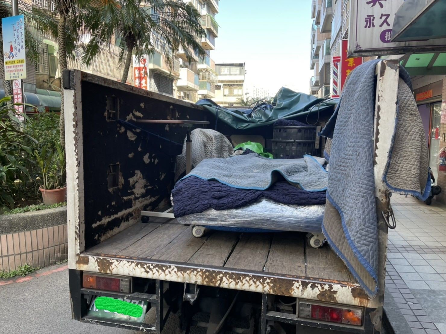 搬重物、重物搬運唯一首選【榮福搬家公司】石墩搬運、搬石椅、搬石頭桌、搬洗衣機、搬披薩窯、精搬金庫、搬保險櫃、精搬魚缸、精搬鋼琴、鋼琴搬運、搬三角琴、跨縣市搬家、搬工派遣、搬運、搬醫療床、床墊搬運、冰箱搬運、搬營業用冰箱、搬生財器具、搬醫療電動床、大型家電搬運、搬家具、單件家具運送、搬家首選、吊掛搬運、吊家具搬運、特殊重物搬運、專搬重物、新北搬家推薦、搬家公司、基隆搬家、南港搬家、桃園搬家公司、台北搬家公司推薦:大台北搬家,精緻包裝搬運「細膩包裝、專業搬運、用心服務、以客為尊」是榮福搬家公司的宗旨與精神。歡迎立即來電02-2651-2727專人服務。系統式家具拆裝找專業的榮福搬家就對了。 搬重物、重物搬運唯一首選【榮福搬家公司】石墩搬運、搬石椅、搬石頭桌、搬洗衣機、搬披薩窯、精搬金庫、搬保險櫃、精搬魚缸、精搬鋼琴、鋼琴搬運、搬三角琴、跨縣市搬家、搬工派遣、搬運、搬醫療床、床墊搬運、冰箱搬運、搬營業用冰箱、搬生財器具、搬醫療電動床、大型家電搬運、搬家具、單件家具運送、搬家首選、吊掛搬運、吊家具搬運、特殊重物搬運、專搬重物、新北搬家推薦、搬家公司、基隆搬家、南港搬家、桃園搬家公司、台北搬家公司推薦:大台北搬家,精緻包裝搬運「細膩包裝、專業搬運、用心服務、以客為尊」是榮福搬家公司的宗旨與精神。歡迎立即來電02-2651-2727專人服務。系統式家具拆裝找專業的榮福搬家就對了。