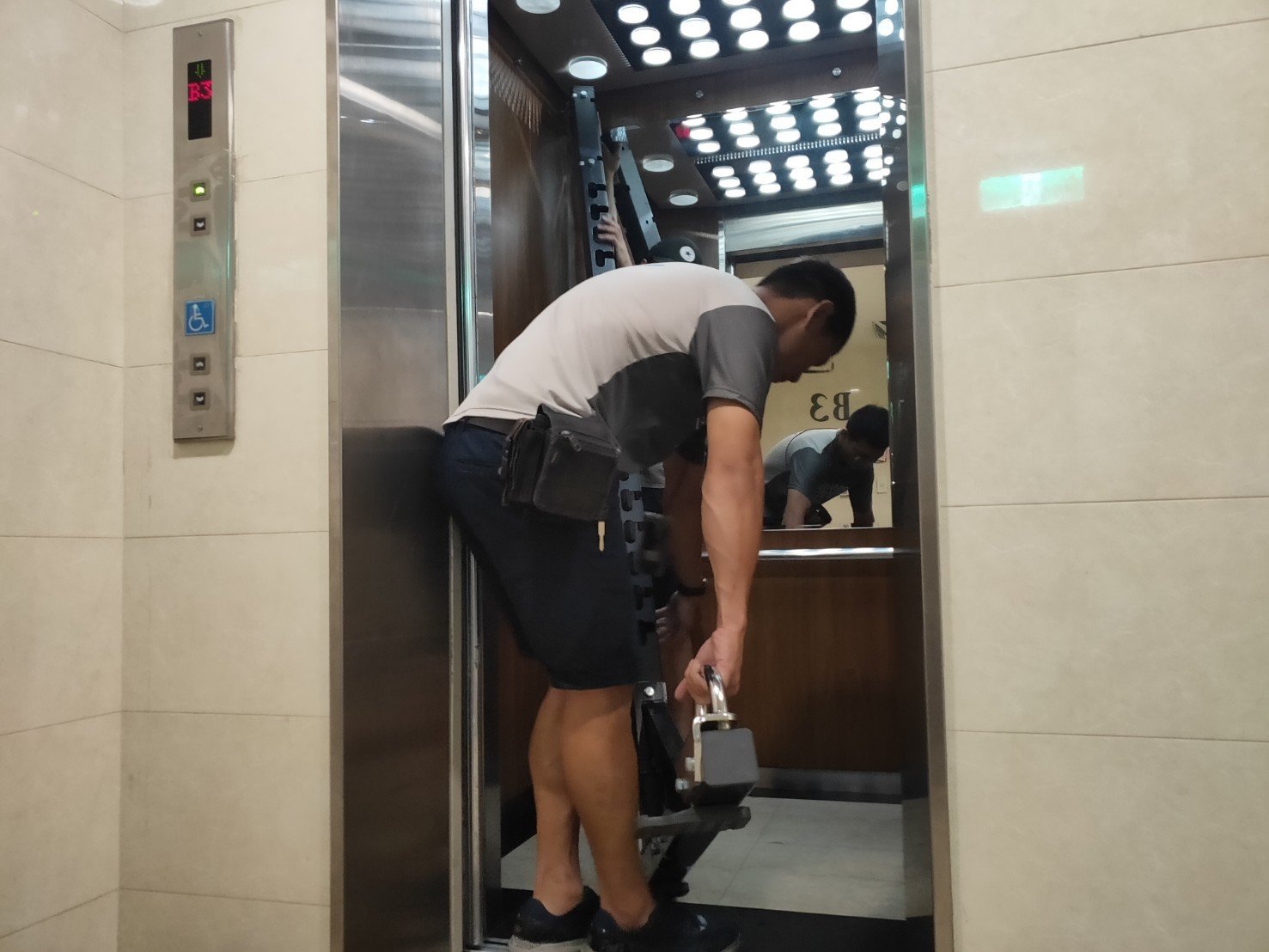 台北搬家、新北搬家、搬家公司推薦、新北搬家公司推薦【榮福搬家公司】運動器材搬運、基隆搬家、南港搬家、桃園搬家公司推薦、搬健身房運動設備、精密儀器搬運、精密儀器包裝、拆裝服務、搬工計時、人工搬運、單件家具搬運、單一物件搬運、藝術品包裝運輸、藝術品搬運、搬家首選、吊掛搬運、吊家具搬運、大型家具搬運、台北搬家公司推薦:大台北搬家,精緻搬運「細膩包裝、專業搬運、用心服務、以客為尊」是榮福搬家公司的宗旨與精神。歡迎立即來電02-2651-2727專人服務。 台北搬家、新北搬家、搬家公司推薦、新北搬家公司推薦【榮福搬家公司】運動器材搬運、基隆搬家、南港搬家、桃園搬家公司推薦、搬健身房運動設備、精密儀器搬運、精密儀器包裝、拆裝服務、搬工計時、人工搬運、單件家具搬運、單一物件搬運、藝術品包裝運輸、藝術品搬運、搬家首選、吊掛搬運、吊家具搬運、大型家具搬運、台北搬家公司推薦:大台北搬家,精緻搬運「細膩包裝、專業搬運、用心服務、以客為尊」是榮福搬家公司的宗旨與精神。歡迎立即來電02-2651-2727專人服務。