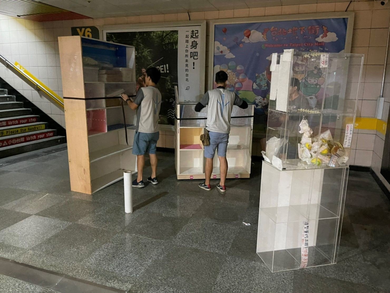 捷運地下街店面搬遷【榮福搬家公司】店面搬遷、精搬金庫、搬保險櫃、精搬魚缸、魚缸搬運、跨縣搬家、搬工派遣、搬洗衣機、搬床墊、搬冰箱、搬家具、搬家首選、吊掛搬運、吊家具搬運、新北搬家公司推薦、桃園搬家推薦、南港搬家、基隆搬家、台北搬家公司推薦:大台北搬家,精緻包裝搬運「細膩包裝、專業搬運、用心服務、以客為尊」是榮福搬家公司的宗旨與精神。歡迎立即來電02-2651-2727專人服務。 捷運地下街店面搬遷【榮福搬家公司】店面搬遷、精搬金庫、搬保險櫃、精搬魚缸、魚缸搬運、跨縣搬家、搬工派遣、搬洗衣機、搬床墊、搬冰箱、搬家具、搬家首選、吊掛搬運、吊家具搬運、新北搬家公司推薦、桃園搬家推薦、南港搬家、基隆搬家、台北搬家公司推薦:大台北搬家,精緻包裝搬運「細膩包裝、專業搬運、用心服務、以客為尊」是榮福搬家公司的宗旨與精神。歡迎立即來電02-2651-2727專人服務。