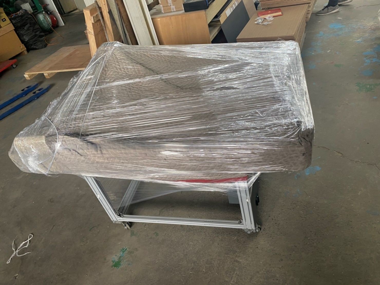 搬家公司【榮福搬家公司】搬切割機、搬重物值得您的信賴與選擇：切割機經由榮福搬家特殊重物組師傅的細膩包裝後，在搬運上更加安全有保障了。