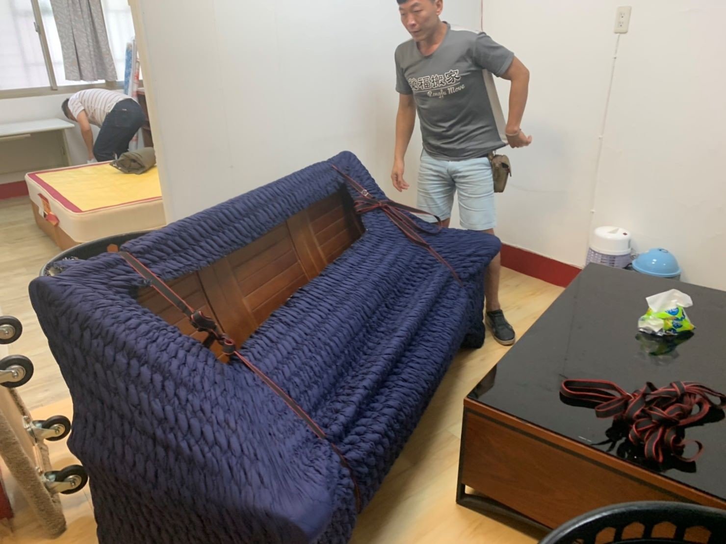 搬家公司推薦【榮福搬家公司】精搬魚缸、跨縣搬家、搬冰箱、搬家具、搬家首選、吊掛搬運、吊家具搬運、台北搬家公司推薦:大台北搬家,精緻包裝搬運「細膩包裝、專業搬運、用心服務、以客為尊」是榮福搬家公司的宗旨與精神。歡迎立即來電02-2651-2727專人服務。 搬家公司推薦【榮福搬家公司】精搬魚缸、跨縣搬家、搬冰箱、搬家具、搬家首選、吊掛搬運、吊家具搬運、台北搬家公司推薦:大台北搬家,精緻包裝搬運「細膩包裝、專業搬運、用心服務、以客為尊」是榮福搬家公司的宗旨與精神。歡迎立即來電02-2651-2727專人服務。