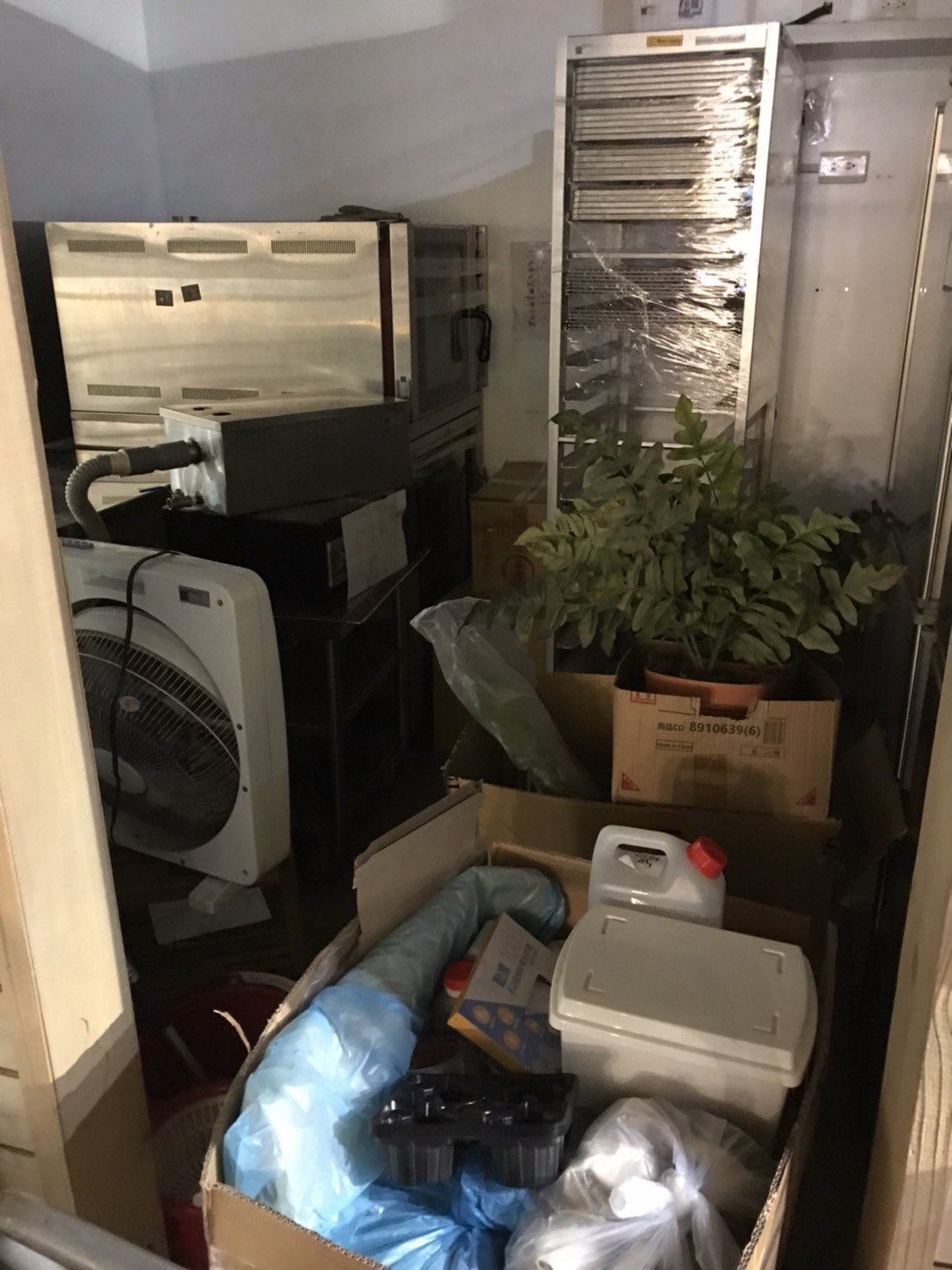 【榮福搬家】百貨烘焙店面搬遷、地下街烘焙店面搬遷、百貨甜點店面搬遷、地下街烘焙店面搬遷、麵包店搬遷、麵包陳列架搬遷、麵包展示架搬遷、店面搬遷、餐飲設備暫放、訂製餐桌椅精緻包裝、營業用攪拌機搬運、營業用冰箱精緻包裝、營業用烤箱搬遷、麵包切割機、營業用冰箱搬遷、工作檯包裝,工作桌,台北搬家公司推薦:大台北搬家,精緻包裝搬運「細膩包裝、專業搬運、用心服務、以客為尊」是榮福搬家公司的宗旨與精神。歡迎立即來電02-2651-2727專人服務。 【榮福搬家】百貨烘焙店面搬遷、地下街烘焙店面搬遷、百貨甜點店面搬遷、地下街烘焙店面搬遷、麵包店搬遷、麵包陳列架搬遷、麵包展示架搬遷、店面搬遷、餐飲設備暫放、訂製餐桌椅精緻包裝、營業用攪拌機搬運、營業用冰箱精緻包裝、營業用烤箱搬遷、麵包切割機、營業用冰箱搬遷、工作檯包裝,工作桌,台北搬家公司推薦:大台北搬家,精緻包裝搬運「細膩包裝、專業搬運、用心服務、以客為尊」是榮福搬家公司的宗旨與精神。歡迎立即來電02-2651-2727專人服務。