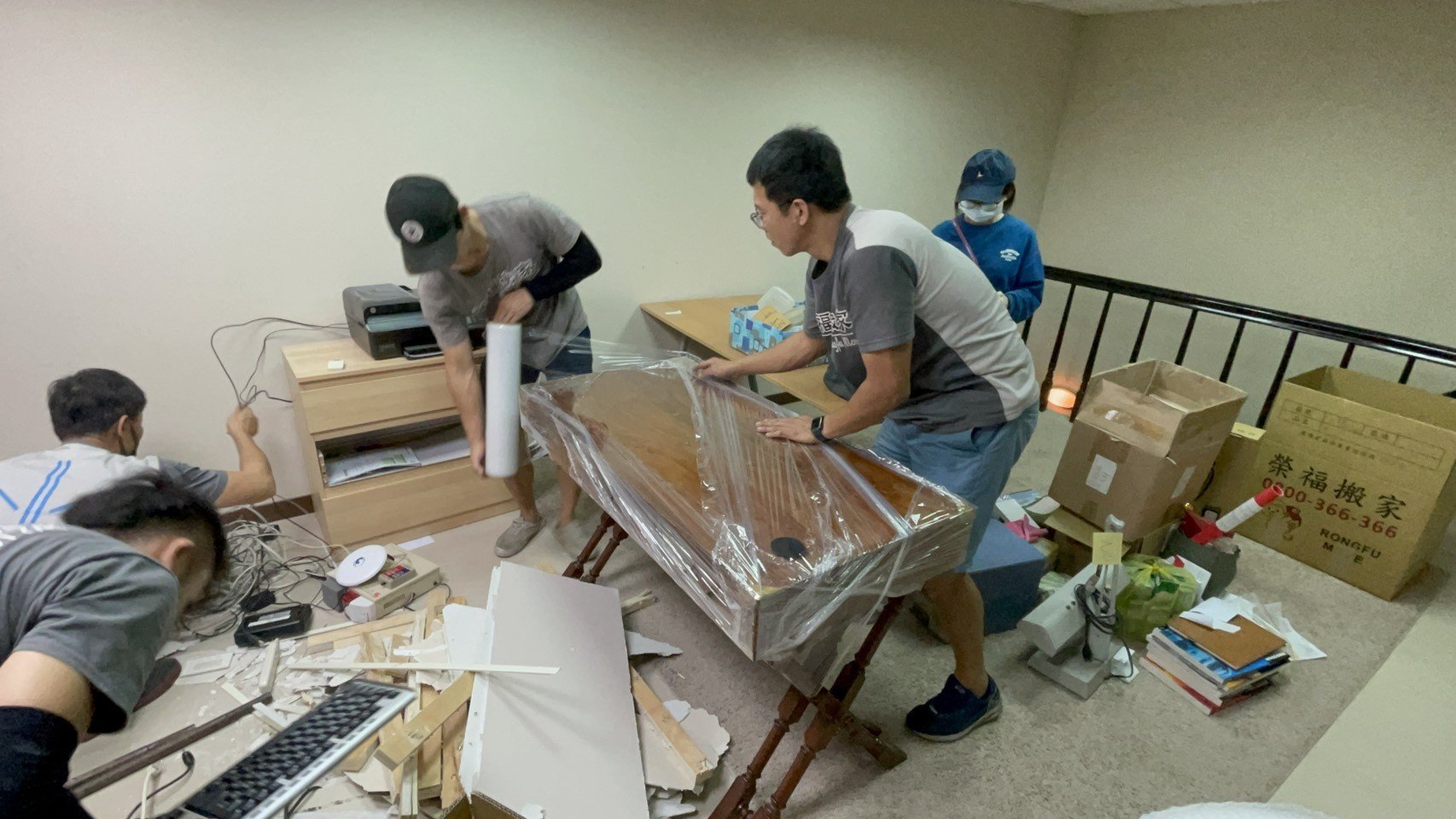 專搬重物、搬家公司推薦、新北搬家公司推薦【榮福搬家公司】基隆搬家、南港搬家、桃園搬家公司推薦、家庭搬家、精緻搬家、精緻包裝、打包裝箱、跨縣市搬家、搬工計時、人工搬運、床墊搬運、冰箱搬運、搬家具、搬家首選、吊掛搬運、吊家具搬運、搬家紙箱、氣泡捲、膠膜、黃色透明膠帶、大型家具搬運、搬木製家具、搬大理石桌、台北搬家公司推薦:大台北搬家,精緻包裝搬運「細膩包裝、專業搬運、用心服務、以客為尊」是榮福搬家公司的宗旨與精神。歡迎立即來電02-2651-2727專人服務。 專搬重物、搬家公司推薦、新北搬家公司推薦【榮福搬家公司】基隆搬家、南港搬家、桃園搬家公司推薦、家庭搬家、精緻搬家、精緻包裝、打包裝箱、跨縣市搬家、搬工計時、人工搬運、床墊搬運、冰箱搬運、搬家具、搬家首選、吊掛搬運、吊家具搬運、搬家紙箱、氣泡捲、膠膜、黃色透明膠帶、大型家具搬運、搬木製家具、搬大理石桌、台北搬家公司推薦:大台北搬家,精緻包裝搬運「細膩包裝、專業搬運、用心服務、以客為尊」是榮福搬家公司的宗旨與精神。歡迎立即來電02-2651-2727專人服務。