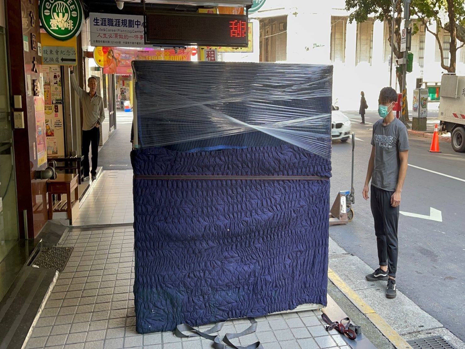 搬重物、重物搬運【榮福搬家公司】石墩搬運、搬石椅、搬石頭桌、搬洗衣機、搬披薩窯、精搬金庫、搬保險櫃、精搬魚缸、精搬鋼琴、跨縣搬家、搬工派遣、搬運、床墊搬運、冰箱搬運、搬營業用冰箱、鋼琴搬運、超低溫冷凍櫃搬運、滾筒洗衣機搬運、搬醫療床、搬電動床、搬家具、搬家首選、吊掛搬運、吊家具搬運、特殊重物搬運、專搬重物、重物搬運器、單一重物搬運、新北搬家推薦、搬家公司、基隆搬家、南港搬家、桃園搬家公司、台北搬家公司推薦:大台北搬家,精緻包裝搬運「細膩包裝、專業搬運、用心服務、以客為尊」是榮福搬家公司的宗旨與精神。歡迎立即來電02-2651-2727專人服務。 搬重物、重物搬運【榮福搬家公司】石墩搬運、搬石椅、搬石頭桌、搬洗衣機、搬披薩窯、精搬金庫、搬保險櫃、精搬魚缸、精搬鋼琴、跨縣搬家、搬工派遣、搬運、床墊搬運、冰箱搬運、搬營業用冰箱、鋼琴搬運、超低溫冷凍櫃搬運、滾筒洗衣機搬運、搬醫療床、搬電動床、搬家具、搬家首選、吊掛搬運、吊家具搬運、特殊重物搬運、專搬重物、重物搬運器、單一重物搬運、新北搬家推薦、搬家公司、基隆搬家、南港搬家、桃園搬家公司、台北搬家公司推薦:大台北搬家,精緻包裝搬運「細膩包裝、專業搬運、用心服務、以客為尊」是榮福搬家公司的宗旨與精神。歡迎立即來電02-2651-2727專人服務。