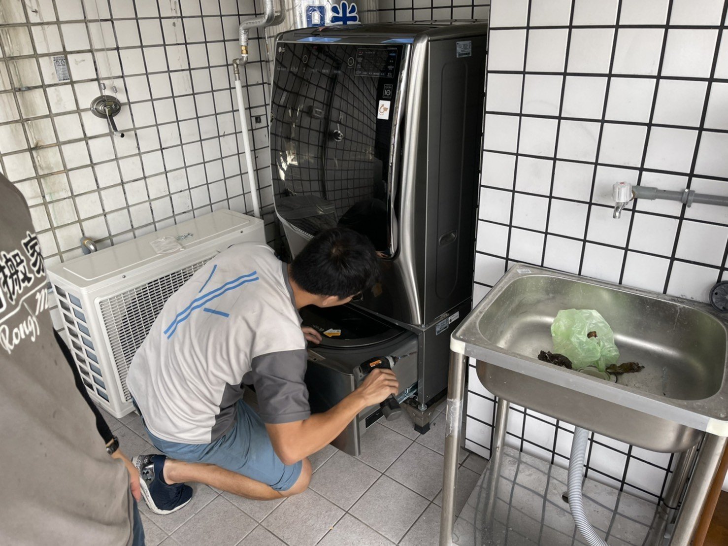 搬滾筒洗脫烘洗衣機【榮福搬家公司】搬洗衣機、精搬金庫、搬保險櫃、精搬魚缸、魚缸搬運、跨縣搬家、搬工派遣、搬洗衣機、搬床墊、搬冰箱、搬家具、搬家首選、吊掛搬運、吊家具搬運、新北搬家公司推薦、桃園搬家推薦、南港搬家、基隆搬家、台北搬家公司推薦:大台北搬家,精緻包裝搬運「細膩包裝、專業搬運、用心服務、以客為尊」是榮福搬家公司的宗旨與精神。歡迎立即來電02-2651-2727專人服務。 搬滾筒洗脫烘洗衣機【榮福搬家公司】搬洗衣機、精搬金庫、搬保險櫃、精搬魚缸、魚缸搬運、跨縣搬家、搬工派遣、搬洗衣機、搬床墊、搬冰箱、搬家具、搬家首選、吊掛搬運、吊家具搬運、新北搬家公司推薦、桃園搬家推薦、南港搬家、基隆搬家、台北搬家公司推薦:大台北搬家,精緻包裝搬運「細膩包裝、專業搬運、用心服務、以客為尊」是榮福搬家公司的宗旨與精神。歡迎立即來電02-2651-2727專人服務。