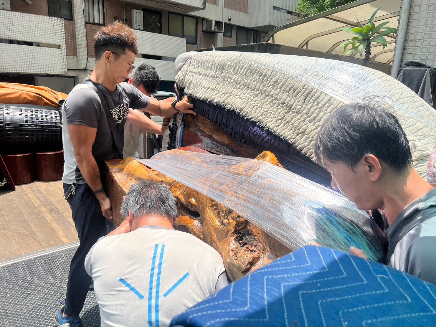 特殊搬運、搬重物【榮福搬家公司】單一家具搬運、原木桌、原木樹根茶桌、原木泡茶桌、實木桌、實木泡茶桌、專業搬運、進口原木餐桌、500公斤原木桌搬運、跨縣市搬家、搬工計時、人力搬運、搬家首選、吊掛搬運、特殊重物搬運、專搬重物、搬重物技巧、新北搬家公司推薦、搬家車、搬家公司、基隆搬家、南港搬家、桃園搬家公司推薦、台北搬家公司推薦:大台北搬家,精緻包裝搬運「細膩包裝、專業搬運、用心服務、以客為尊」是榮福搬家公司的宗旨與精神。歡迎立即來電02-2651-2727專人服務。 特殊搬運、搬重物【榮福搬家公司】單一家具搬運、原木桌、原木樹根茶桌、原木泡茶桌、實木桌、實木泡茶桌、專業搬運、進口原木餐桌、500公斤原木桌搬運、跨縣市搬家、搬工計時、人力搬運、搬家首選、吊掛搬運、特殊重物搬運、專搬重物、搬重物技巧、新北搬家公司推薦、搬家車、搬家公司、基隆搬家、南港搬家、桃園搬家公司推薦、台北搬家公司推薦:大台北搬家,精緻包裝搬運「細膩包裝、專業搬運、用心服務、以客為尊」是榮福搬家公司的宗旨與精神。歡迎立即來電02-2651-2727專人服務。