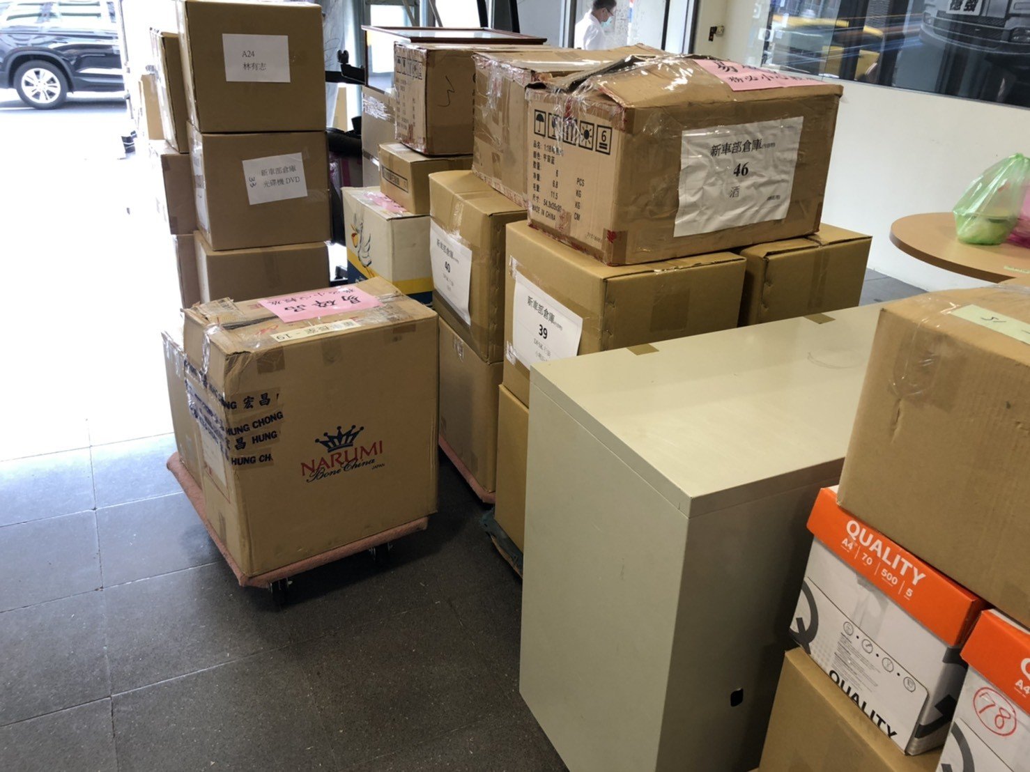 搬辦公室【榮福搬家公司】搬家首選、台北搬家公司推薦:公司行號搬遷服務,包裝搬運、打包裝箱「細膩包裝、專業搬運、用心服務、以客為尊」是榮福搬家公司的宗旨與精神。歡迎立即來電02-2651-2727專人服務。 搬辦公室【榮福搬家公司】搬家首選、台北搬家公司推薦:公司行號搬遷服務,包裝搬運、打包裝箱「細膩包裝、專業搬運、用心服務、以客為尊」是榮福搬家公司的宗旨與精神。歡迎立即來電02-2651-2727專人服務。