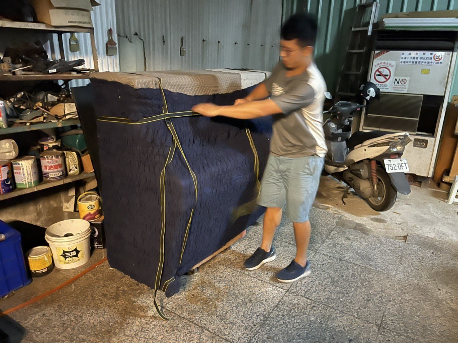 台北搬家公司推薦、新北搬家推薦【榮福搬家公司】廢棄鋼琴、家庭搬家、搬鋼琴、搬工,針對顧客都秉持以用心實在專業搬家技巧,搬家實在用心值得您的信賴與選擇。歡迎來電咨詢02-2651-2727,榮福搬家有專員立即為您服務。 台北搬家公司推薦、新北搬家推薦【榮福搬家公司】廢棄鋼琴、家庭搬家、搬鋼琴、搬工,針對顧客都秉持以用心實在專業搬家技巧,搬家實在用心值得您的信賴與選擇。歡迎來電咨詢02-2651-2727,榮福搬家有專員立即為您服務。