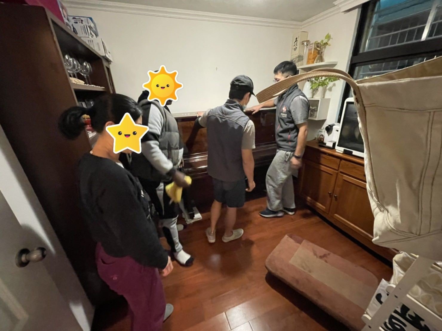 搬鋼琴、搬家公司推薦、新北搬家推薦【榮福搬家公司】南港搬家、桃園搬家公司推薦、台北搬家公司推薦、鋼琴運送、搬鋼琴首選,搬平台式鋼琴達人,針對顧客所搬鋼琴都秉持以用心實在專業搬家技巧,搬家實在用心值得您的信賴與選擇。歡迎來電咨詢02-2651-2727,榮福搬家有專員立即為您服務。 搬鋼琴、搬家公司推薦、新北搬家推薦【榮福搬家公司】南港搬家、桃園搬家公司推薦、台北搬家公司推薦、鋼琴運送、搬鋼琴首選,搬平台式鋼琴達人,針對顧客所搬鋼琴都秉持以用心實在專業搬家技巧,搬家實在用心值得您的信賴與選擇。歡迎來電咨詢02-2651-2727,榮福搬家有專員立即為您服務。