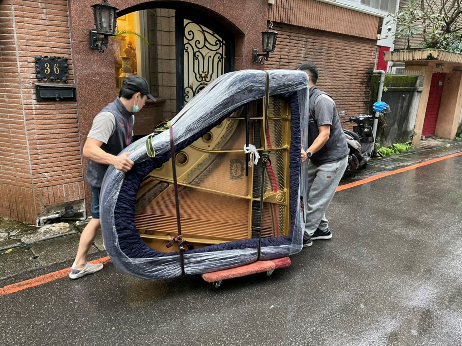 特殊搬運、搬重物【榮福搬家公司】精緻包裝鋼琴、演奏鋼琴、三角鋼琴、鋼琴搬運、家庭搬家、跨縣市搬家、搬工計時、人力搬運、搬家首選、吊掛搬運、吊家具搬運、特殊重物搬運、專搬重物、搬重物技巧、新北搬家公司推薦、搬家公司、基隆搬家、南港搬家、桃園搬家公司推薦、台北搬家公司推薦:大台北搬家,精緻包裝搬運「細膩包裝、專業搬運、用心服務、以客為尊」是榮福搬家公司的宗旨與精神。歡迎立即來電02-2651-2727專人服務。 特殊搬運、搬重物【榮福搬家公司】精緻包裝鋼琴、演奏鋼琴、三角鋼琴、鋼琴搬運、家庭搬家、跨縣市搬家、搬工計時、人力搬運、搬家首選、吊掛搬運、吊家具搬運、特殊重物搬運、專搬重物、搬重物技巧、新北搬家公司推薦、搬家公司、基隆搬家、南港搬家、桃園搬家公司推薦、台北搬家公司推薦:大台北搬家,精緻包裝搬運「細膩包裝、專業搬運、用心服務、以客為尊」是榮福搬家公司的宗旨與精神。歡迎立即來電02-2651-2727專人服務。