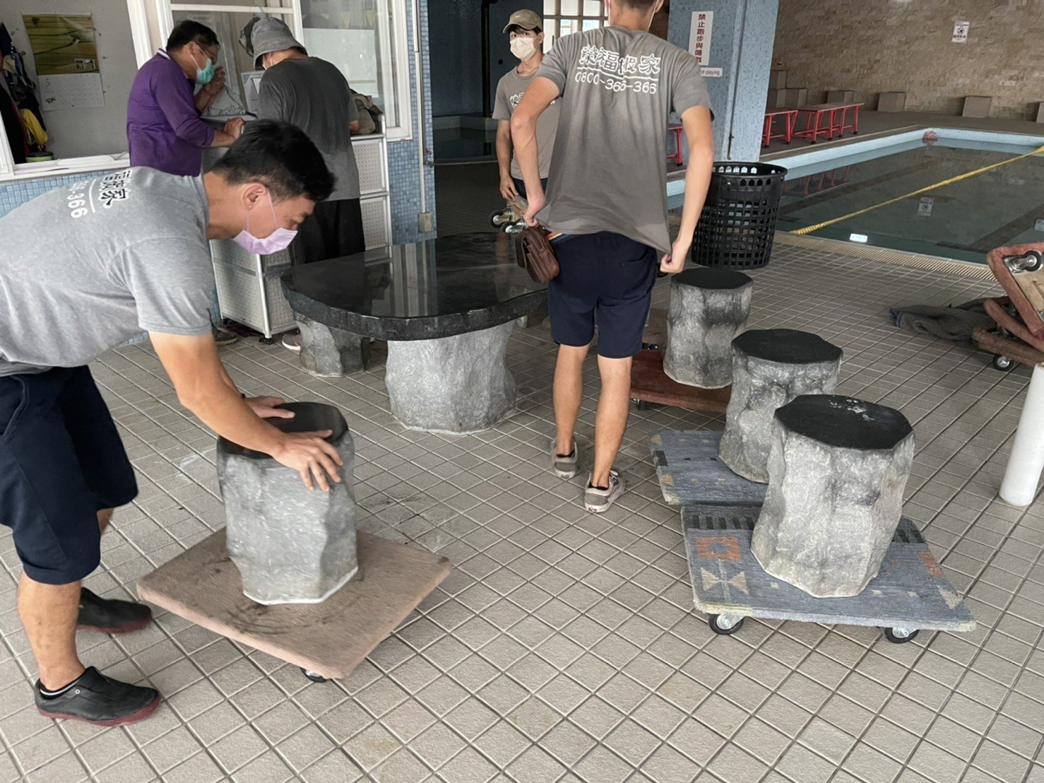 特殊搬運、搬重物【榮福搬家公司】石墩搬運、搬石頭桌椅、造景石頭搬運、大理石桌椅、岩石戶外桌椅、天然石頭庭園桌椅、石頭雕刻物、玉石雕刻擺件、吊掛搬運、特殊重物搬運、專搬重物、搬重物技巧、新北搬家公司推薦、搬家車、搬家公司、基隆搬家、南港搬家、桃園搬家公司推薦、台北搬家公司推薦:大台北搬家,精緻包裝搬運「細膩包裝、專業搬運、用心服務、以客為尊」是榮福搬家公司的宗旨與精神。歡迎立即來電02-2651-2727專人服務。 特殊搬運、搬重物【榮福搬家公司】石墩搬運、搬石頭桌椅、造景石頭搬運、大理石桌椅、岩石戶外桌椅、天然石頭庭園桌椅、石頭雕刻物、玉石雕刻擺件、吊掛搬運、特殊重物搬運、專搬重物、搬重物技巧、新北搬家公司推薦、搬家車、搬家公司、基隆搬家、南港搬家、桃園搬家公司推薦、台北搬家公司推薦:大台北搬家,精緻包裝搬運「細膩包裝、專業搬運、用心服務、以客為尊」是榮福搬家公司的宗旨與精神。歡迎立即來電02-2651-2727專人服務。