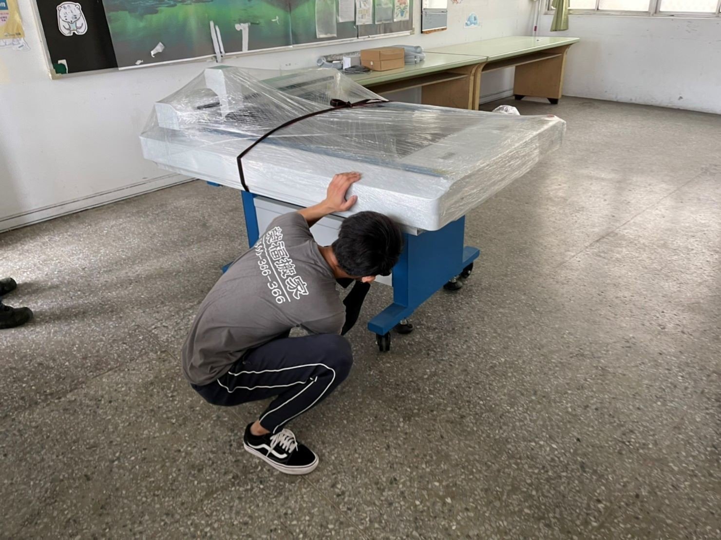 各式機台搬運、搬重物【榮福搬家公司】搬雷射雕刻切割機、石墩搬運、搬石頭椅、搬石頭桌、搬洗衣機、搬大型販賣機、大型健身器材搬運、大型廚房設備搬運、搬三角琴、搬超低溫冷凍櫃、搬披薩窯、精搬金庫、搬保險櫃、搬按摩椅、搬電動床、搬醫療床、搬電動醫療床、精搬魚缸、精搬鋼琴、跨縣市搬家、搬工計時、人力搬運、搬運、搬床墊、營業用冰箱搬運、搬家具、搬家首選、吊掛搬運、吊家具搬運、特殊重物搬運、專搬重物、新北搬家推薦、搬家公司、基隆搬家、南港搬家、桃園搬家公司、台北搬家公司推薦:大台北搬家,精緻包裝搬運「細膩包裝、專業搬運、用心服務、以客為尊」是榮福搬家公司的宗旨與精神。歡迎立即來電02-2651-2727專人服務。 各式機台搬運、搬重物【榮福搬家公司】搬雷射雕刻切割機、石墩搬運、搬石頭椅、搬石頭桌、搬洗衣機、搬大型販賣機、大型健身器材搬運、大型廚房設備搬運、搬三角琴、搬超低溫冷凍櫃、搬披薩窯、精搬金庫、搬保險櫃、搬按摩椅、搬電動床、搬醫療床、搬電動醫療床、精搬魚缸、精搬鋼琴、跨縣市搬家、搬工計時、人力搬運、搬運、搬床墊、營業用冰箱搬運、搬家具、搬家首選、吊掛搬運、吊家具搬運、特殊重物搬運、專搬重物、新北搬家推薦、搬家公司、基隆搬家、南港搬家、桃園搬家公司、台北搬家公司推薦:大台北搬家,精緻包裝搬運「細膩包裝、專業搬運、用心服務、以客為尊」是榮福搬家公司的宗旨與精神。歡迎立即來電02-2651-2727專人服務。