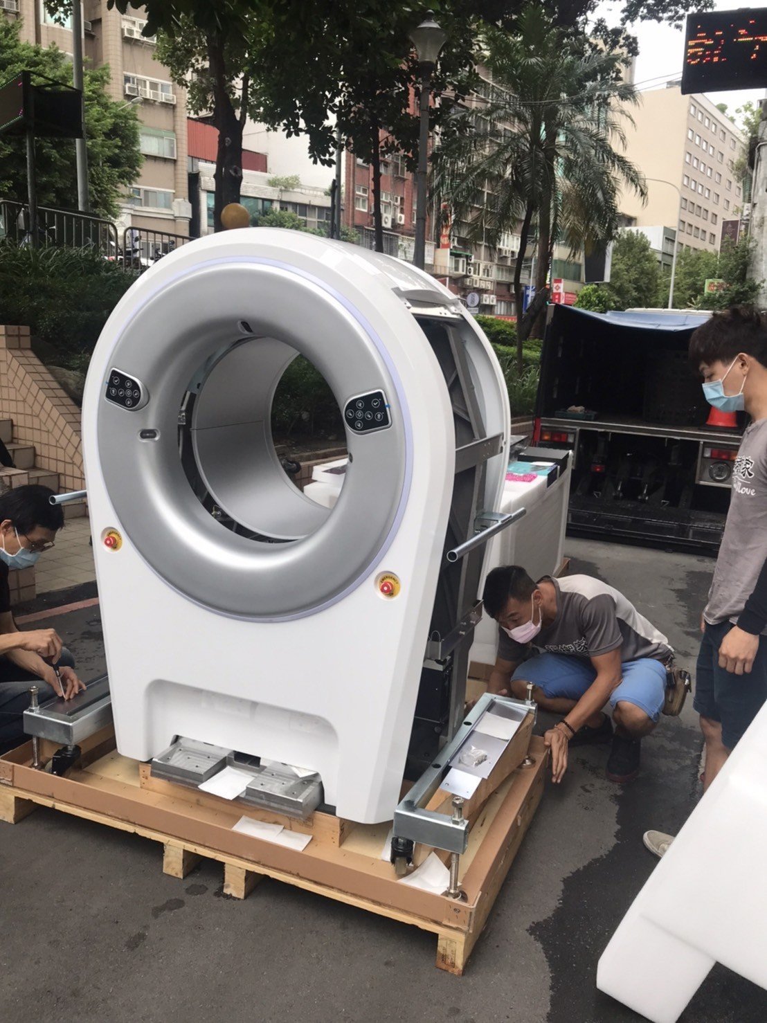 特殊搬運、搬重物【榮福搬家】醫療器材、醫療設備搬運、斷層掃苗儀器搬運、搬單一物件、南港搬家、桃園搬家公司推薦、新北搬家公司推薦、可配合醫院搬運、生技科學儀器搬運、海關箱待拆、醫療儀器專業搬運、廠房遷移、公司行號搬、專搬重物、搬工服務、人力搬運,針對顧客都秉持以用心實在專業搬家技巧,搬家實在用心值得您的信賴與選擇。歡迎來電咨詢02-2651-2727,榮福搬家有專員立即為您服務。 特殊搬運、搬重物【榮福搬家】醫療器材、醫療設備搬運、斷層掃苗儀器搬運、搬單一物件、南港搬家、桃園搬家公司推薦、新北搬家公司推薦、可配合醫院搬運、生技科學儀器搬運、海關箱待拆、醫療儀器專業搬運、廠房遷移、公司行號搬、專搬重物、搬工服務、人力搬運,針對顧客都秉持以用心實在專業搬家技巧,搬家實在用心值得您的信賴與選擇。歡迎來電咨詢02-2651-2727,榮福搬家有專員立即為您服務。