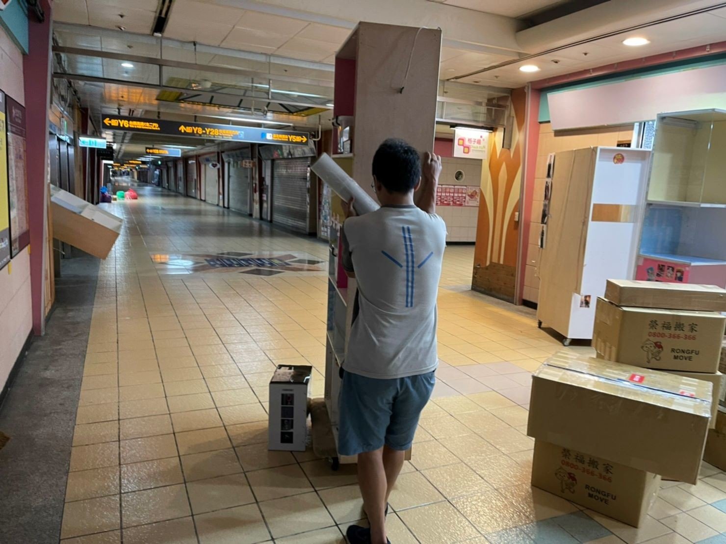 捷運地下街店面搬遷【榮福搬家公司】店面搬遷、精搬金庫、搬保險櫃、精搬魚缸、魚缸搬運、跨縣搬家、搬工派遣、搬洗衣機、搬床墊、搬冰箱、搬家具、搬家首選、吊掛搬運、吊家具搬運、新北搬家公司推薦、桃園搬家推薦、南港搬家、基隆搬家、台北搬家公司推薦:大台北搬家,精緻包裝搬運「細膩包裝、專業搬運、用心服務、以客為尊」是榮福搬家公司的宗旨與精神。歡迎立即來電02-2651-2727專人服務。 捷運地下街店面搬遷【榮福搬家公司】店面搬遷、精搬金庫、搬保險櫃、精搬魚缸、魚缸搬運、跨縣搬家、搬工派遣、搬洗衣機、搬床墊、搬冰箱、搬家具、搬家首選、吊掛搬運、吊家具搬運、新北搬家公司推薦、桃園搬家推薦、南港搬家、基隆搬家、台北搬家公司推薦:大台北搬家,精緻包裝搬運「細膩包裝、專業搬運、用心服務、以客為尊」是榮福搬家公司的宗旨與精神。歡迎立即來電02-2651-2727專人服務。