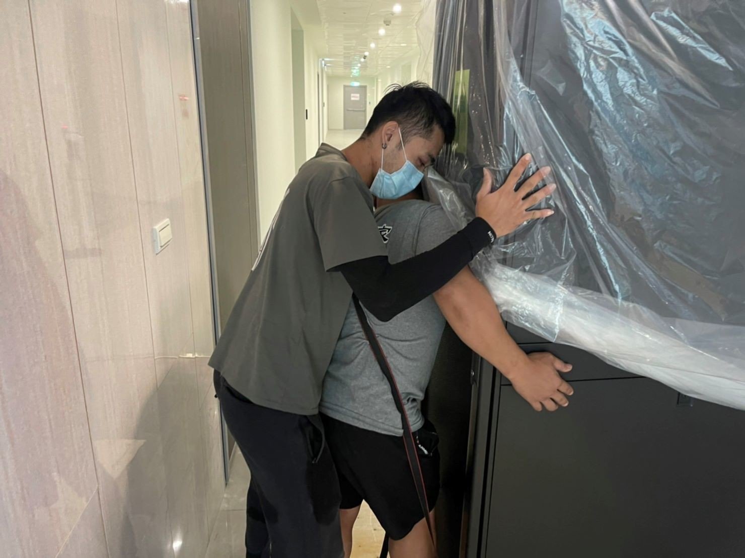 搬機器、搬設備、搬機器機櫃、搬UPS設備、搬電池櫃、搬旁路開關、搬重物【榮福搬家公司】、搬魚缸、搬鋼琴、搬金庫、人力搬運、搬按摩椅、搬家首選、吊掛搬運、吊金庫搬運、特殊重物搬運、單件重物搬運、搬醫療床、專搬重物、企業搬運服務、公司行號搬遷、搬遷、新北搬家公司推薦、搬家公司、基隆搬家、南港搬家、桃園搬家公司推薦、台北搬家公司推薦:大台北搬家,精緻包裝搬運「細膩包裝、專業搬運、用心服務、以客為尊」是榮福搬家公司的宗旨與精神。歡迎立即來電02-2651-2727專人服務。 搬機器、搬設備、搬機器機櫃、搬UPS設備、搬電池櫃、搬旁路開關、搬重物【榮福搬家公司】、搬魚缸、搬鋼琴、搬金庫、人力搬運、搬按摩椅、搬家首選、吊掛搬運、吊金庫搬運、特殊重物搬運、單件重物搬運、搬醫療床、專搬重物、企業搬運服務、公司行號搬遷、搬遷、新北搬家公司推薦、搬家公司、基隆搬家、南港搬家、桃園搬家公司推薦、台北搬家公司推薦:大台北搬家,精緻包裝搬運「細膩包裝、專業搬運、用心服務、以客為尊」是榮福搬家公司的宗旨與精神。歡迎立即來電02-2651-2727專人服務。