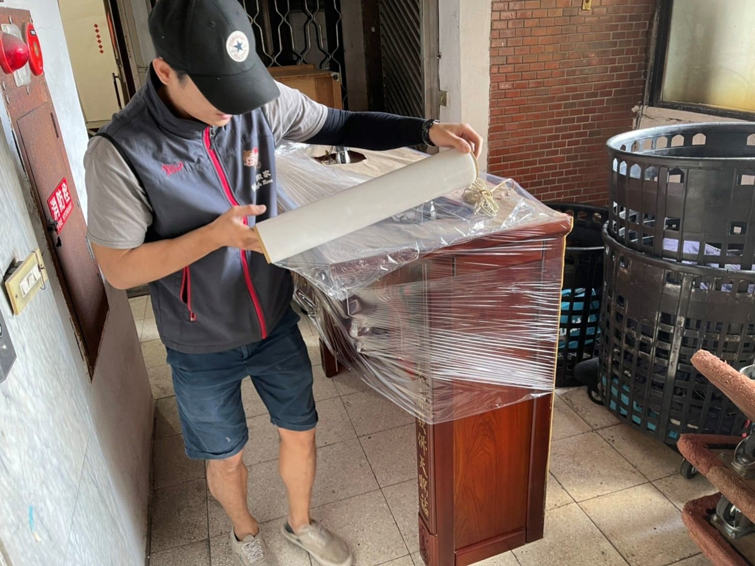 搬家公司推薦、新北搬家推薦【榮福搬家公司】南港搬家、桃園搬家公司推薦、台北搬家公司推薦、大型家具搬運、冰箱搬運、基隆搬家、搬家電、床墊搬運、神明桌搬運、搬公司行號、家庭搬家、搬鋼琴、搬工、搬運、搬家紙箱、跨縣市搬家、搬家車、搬家估價、搬家首選、搬家達人,針對顧客都秉持以用心實在專業搬家技巧,搬家實在用心值得您的信賴與選擇。優質搬家,包裝搬運「細膩包裝、專業搬運、用心服務、以客為尊」是榮福搬家公司的宗旨與精神。歡迎立即來電02-2651-2727專人服務。系統式家具拆裝找專業的榮福搬家就對了。 搬家公司推薦、新北搬家推薦【榮福搬家公司】南港搬家、桃園搬家公司推薦、台北搬家公司推薦、大型家具搬運、冰箱搬運、基隆搬家、搬家電、床墊搬運、神明桌搬運、搬公司行號、家庭搬家、搬鋼琴、搬工、搬運、搬家紙箱、跨縣市搬家、搬家車、搬家估價、搬家首選、搬家達人,針對顧客都秉持以用心實在專業搬家技巧,搬家實在用心值得您的信賴與選擇。優質搬家,包裝搬運「細膩包裝、專業搬運、用心服務、以客為尊」是榮福搬家公司的宗旨與精神。歡迎立即來電02-2651-2727專人服務。系統式家具拆裝找專業的榮福搬家就對了。