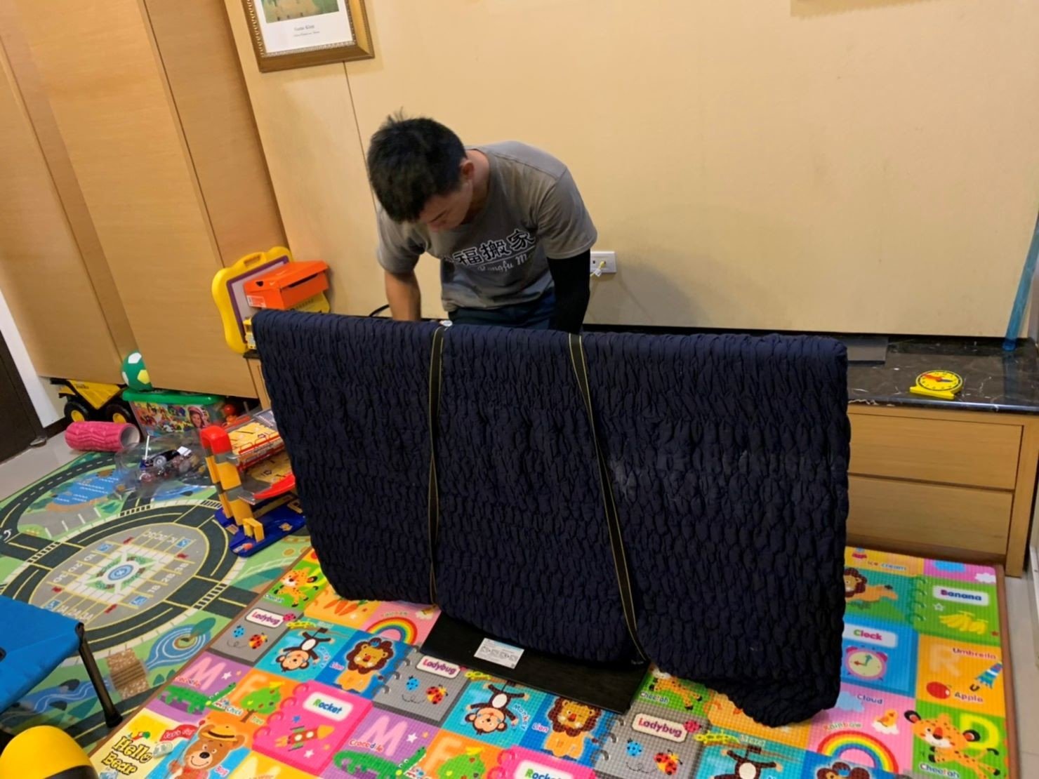 搬家公司推薦【榮福搬家】搬遷好品質值得您的信賴與選擇:榮福搬家搬運65吋液晶電視,以伸縮保護布套將其包覆後再繫上束帶,避免碰撞。 搬家公司推薦【榮福搬家】搬遷好品質值得您的信賴與選擇:榮福搬家搬運65吋液晶電視,以伸縮保護布套將其包覆後再繫上束帶,避免碰撞。