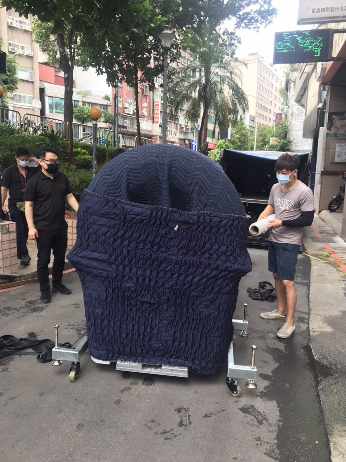 特殊搬運、搬重物【榮福搬家】醫療器材、醫療設備搬運、斷層掃苗儀器搬運、搬單一物件、南港搬家、桃園搬家公司推薦、新北搬家公司推薦、可配合醫院搬運、生技科學儀器搬運、海關箱待拆、醫療儀器專業搬運、廠房遷移、公司行號搬、專搬重物、搬工服務、人力搬運,針對顧客都秉持以用心實在專業搬家技巧,搬家實在用心值得您的信賴與選擇。歡迎來電咨詢02-2651-2727,榮福搬家有專員立即為您服務。 特殊搬運、搬重物【榮福搬家】醫療器材、醫療設備搬運、斷層掃苗儀器搬運、搬單一物件、南港搬家、桃園搬家公司推薦、新北搬家公司推薦、可配合醫院搬運、生技科學儀器搬運、海關箱待拆、醫療儀器專業搬運、廠房遷移、公司行號搬、專搬重物、搬工服務、人力搬運,針對顧客都秉持以用心實在專業搬家技巧,搬家實在用心值得您的信賴與選擇。歡迎來電咨詢02-2651-2727,榮福搬家有專員立即為您服務。