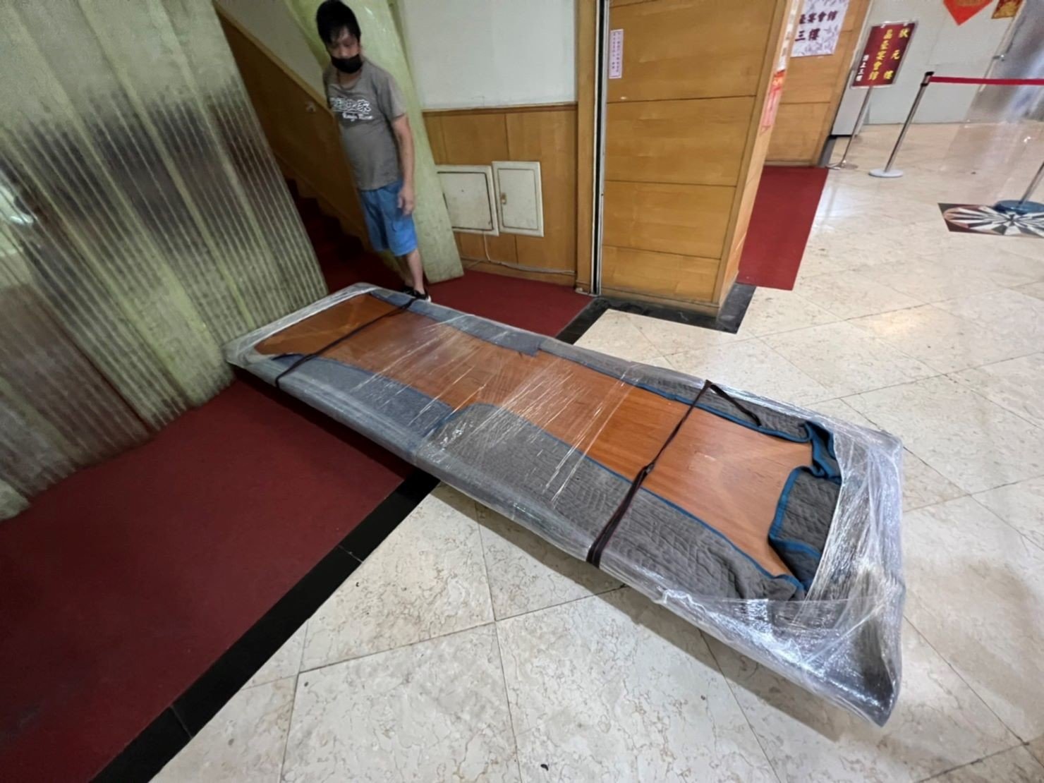 搬家公司推薦、台北搬家推薦【榮福搬家公司】南港辦公室搬遷、桃園辦公室搬遷、新北辦公室搬遷、基隆辦公室搬遷、台北辦公室搬遷、公司行號大型家具搬運、公司行號櫃台搬運、茶水間吧檯搬運、大型會議桌搬運、大型實木桌搬遷、辦公椅搬運、機櫃搬運、辦公室遷移、個人辦公室搬遷、事務所搬遷、公司行號搬遷、政府機關搬遷、學校單位搬遷、辦公室專人打包裝箱、辦公文件專人打包裝箱分類、搬家紙箱、搬鐵櫃、搬保密文件、保密文件銷毀、搬工計時、搬工服務、人力搬運,針對顧客都秉持以用心實在專業搬家技巧,搬家實在用心值得您的信賴與選擇。歡迎來電咨詢02-2651-2727,榮福搬家有專員立即為您服務。 搬家公司推薦、台北搬家推薦【榮福搬家公司】南港辦公室搬遷、桃園辦公室搬遷、新北辦公室搬遷、基隆辦公室搬遷、台北辦公室搬遷、公司行號大型家具搬運、公司行號櫃台搬運、茶水間吧檯搬運、大型會議桌搬運、大型實木桌搬遷、辦公椅搬運、機櫃搬運、辦公室遷移、個人辦公室搬遷、事務所搬遷、公司行號搬遷、政府機關搬遷、學校單位搬遷、辦公室專人打包裝箱、辦公文件專人打包裝箱分類、搬家紙箱、搬鐵櫃、搬保密文件、保密文件銷毀、搬工計時、搬工服務、人力搬運,針對顧客都秉持以用心實在專業搬家技巧,搬家實在用心值得您的信賴與選擇。歡迎來電咨詢02-2651-2727,榮福搬家有專員立即為您服務。