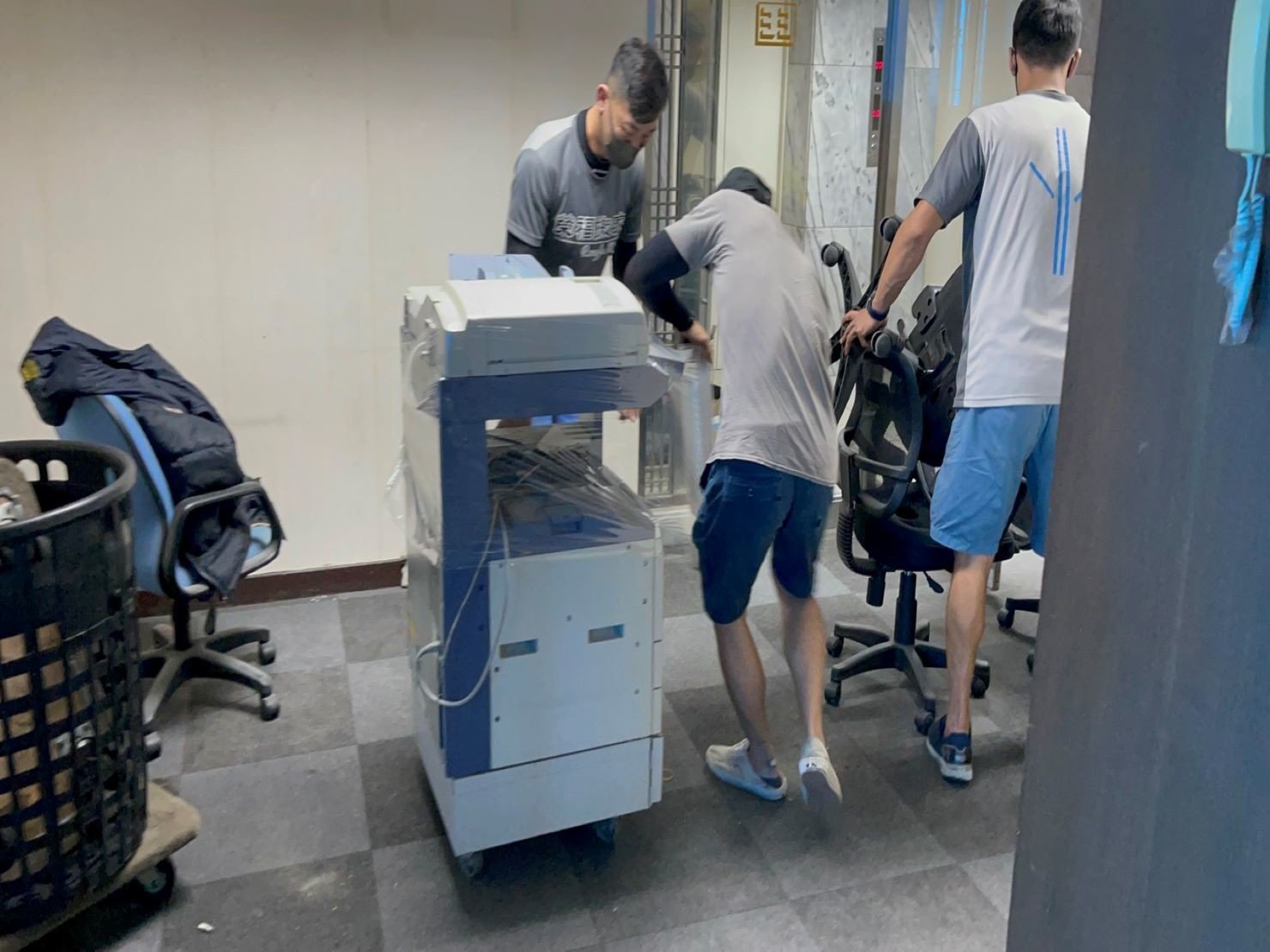 搬金庫、重物搬運【榮福搬家公司】石墩搬運、搬石椅、搬石頭桌、搬洗衣機、搬披薩窯、精搬金庫、搬保險櫃、精搬魚缸、精搬鋼琴、跨縣市搬家、搬工派遣、搬運、床墊搬運、冰箱搬運、大型家具搬運、單件家具運送、單一物件搬運、搬家首選、吊掛搬運、吊家具搬運、特殊重物搬運、專搬重物、新北搬家推薦、搬家公司、基隆搬家、南港搬家、桃園搬家公司、台北搬家公司推薦:大台北搬家,精緻包裝搬運「細膩包裝、專業搬運、用心服務、以客為尊」是榮福搬家公司的宗旨與精神。歡迎立即來電02-2651-2727專人服務。 搬金庫、重物搬運【榮福搬家公司】石墩搬運、搬石椅、搬石頭桌、搬洗衣機、搬披薩窯、精搬金庫、搬保險櫃、精搬魚缸、精搬鋼琴、跨縣市搬家、搬工派遣、搬運、床墊搬運、冰箱搬運、大型家具搬運、單件家具運送、單一物件搬運、搬家首選、吊掛搬運、吊家具搬運、特殊重物搬運、專搬重物、新北搬家推薦、搬家公司、基隆搬家、南港搬家、桃園搬家公司、台北搬家公司推薦:大台北搬家,精緻包裝搬運「細膩包裝、專業搬運、用心服務、以客為尊」是榮福搬家公司的宗旨與精神。歡迎立即來電02-2651-2727專人服務。