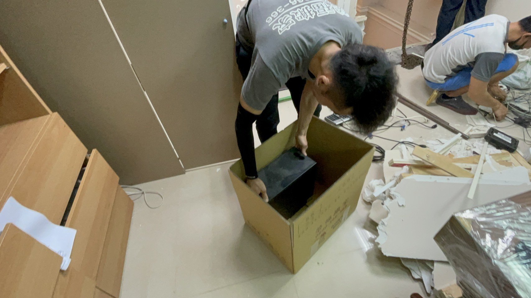 專搬重物、搬家公司推薦、新北搬家公司推薦【榮福搬家公司】基隆搬家、南港搬家、桃園搬家公司推薦、家庭搬家、精緻搬家、精緻包裝、打包裝箱、跨縣市搬家、搬工計時、人工搬運、床墊搬運、冰箱搬運、搬家具、搬家首選、吊掛搬運、吊家具搬運、搬家紙箱、氣泡捲、膠膜、黃色透明膠帶、大型家具搬運、搬木製家具、搬大理石桌、台北搬家公司推薦:大台北搬家,精緻包裝搬運「細膩包裝、專業搬運、用心服務、以客為尊」是榮福搬家公司的宗旨與精神。歡迎立即來電02-2651-2727專人服務。 專搬重物、搬家公司推薦、新北搬家公司推薦【榮福搬家公司】基隆搬家、南港搬家、桃園搬家公司推薦、家庭搬家、精緻搬家、精緻包裝、打包裝箱、跨縣市搬家、搬工計時、人工搬運、床墊搬運、冰箱搬運、搬家具、搬家首選、吊掛搬運、吊家具搬運、搬家紙箱、氣泡捲、膠膜、黃色透明膠帶、大型家具搬運、搬木製家具、搬大理石桌、台北搬家公司推薦:大台北搬家,精緻包裝搬運「細膩包裝、專業搬運、用心服務、以客為尊」是榮福搬家公司的宗旨與精神。歡迎立即來電02-2651-2727專人服務。