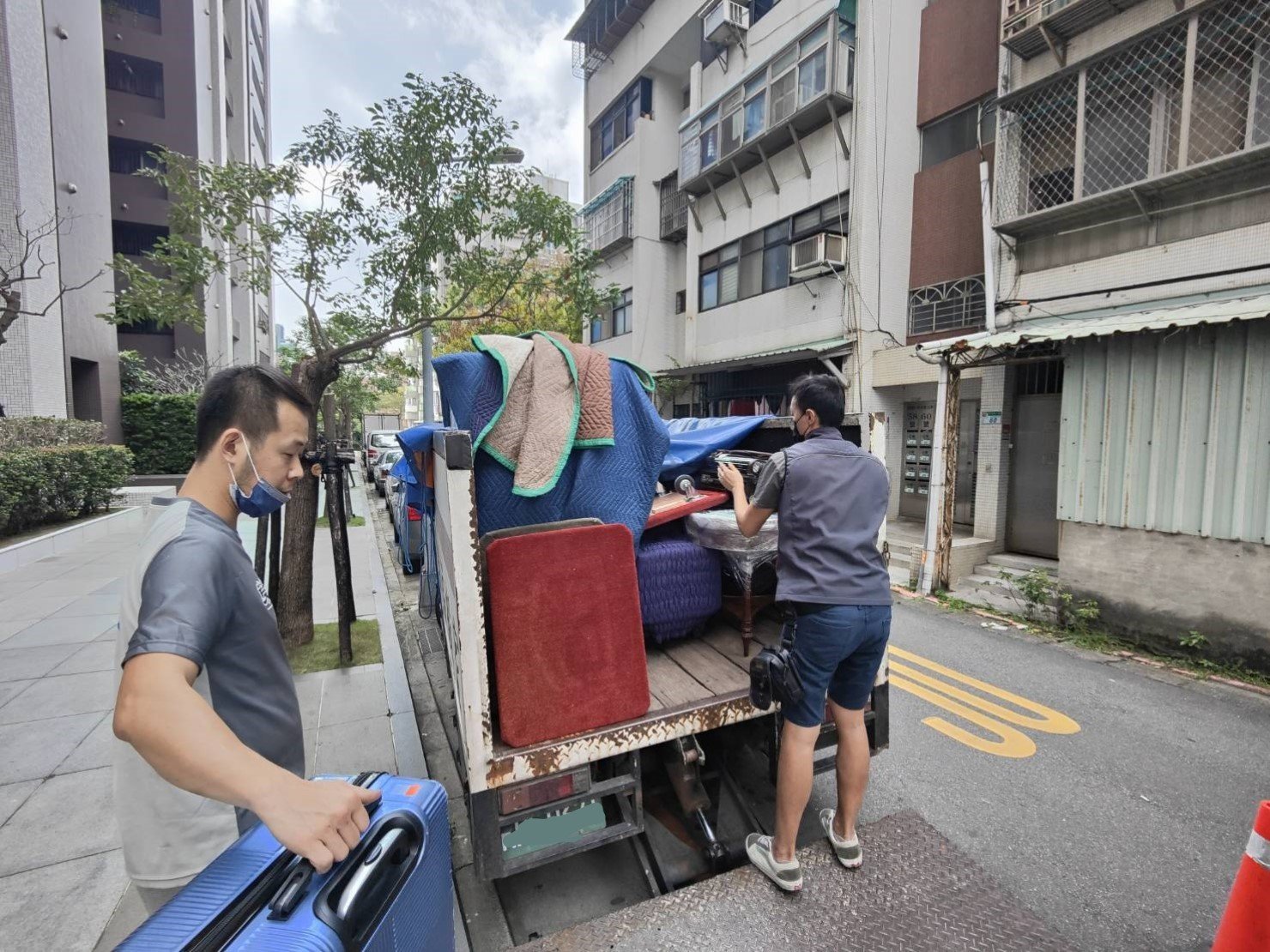專人到府打包、尺寸較大家具以樓梯搬運作業、歐美規格沙發以樓梯搬運、搬家公司推薦、新北搬家公司推薦【榮福搬家公司】基隆搬家、南港搬家、桃園搬家公司推薦、家庭搬家、精緻搬家、精緻包裝、打包裝箱、跨縣市搬家、貴重家具精緻包裝、人工搬運、搬家具、白土報紙、搬家首選、搬家紙箱、氣泡捲、膠膜、黃色透明膠帶、大型家具搬運、台北搬家公司推薦:大台北搬家,精緻包裝搬運「細膩包裝、專業搬運、用心服務、以客為尊」是榮福搬家公司的宗旨與精神。歡迎立即來電02-2651-2727專人服務。 專人到府打包、尺寸較大家具以樓梯搬運作業、歐美規格沙發以樓梯搬運、搬家公司推薦、新北搬家公司推薦【榮福搬家公司】基隆搬家、南港搬家、桃園搬家公司推薦、家庭搬家、精緻搬家、精緻包裝、打包裝箱、跨縣市搬家、貴重家具精緻包裝、人工搬運、搬家具、白土報紙、搬家首選、搬家紙箱、氣泡捲、膠膜、黃色透明膠帶、大型家具搬運、台北搬家公司推薦:大台北搬家,精緻包裝搬運「細膩包裝、專業搬運、用心服務、以客為尊」是榮福搬家公司的宗旨與精神。歡迎立即來電02-2651-2727專人服務。