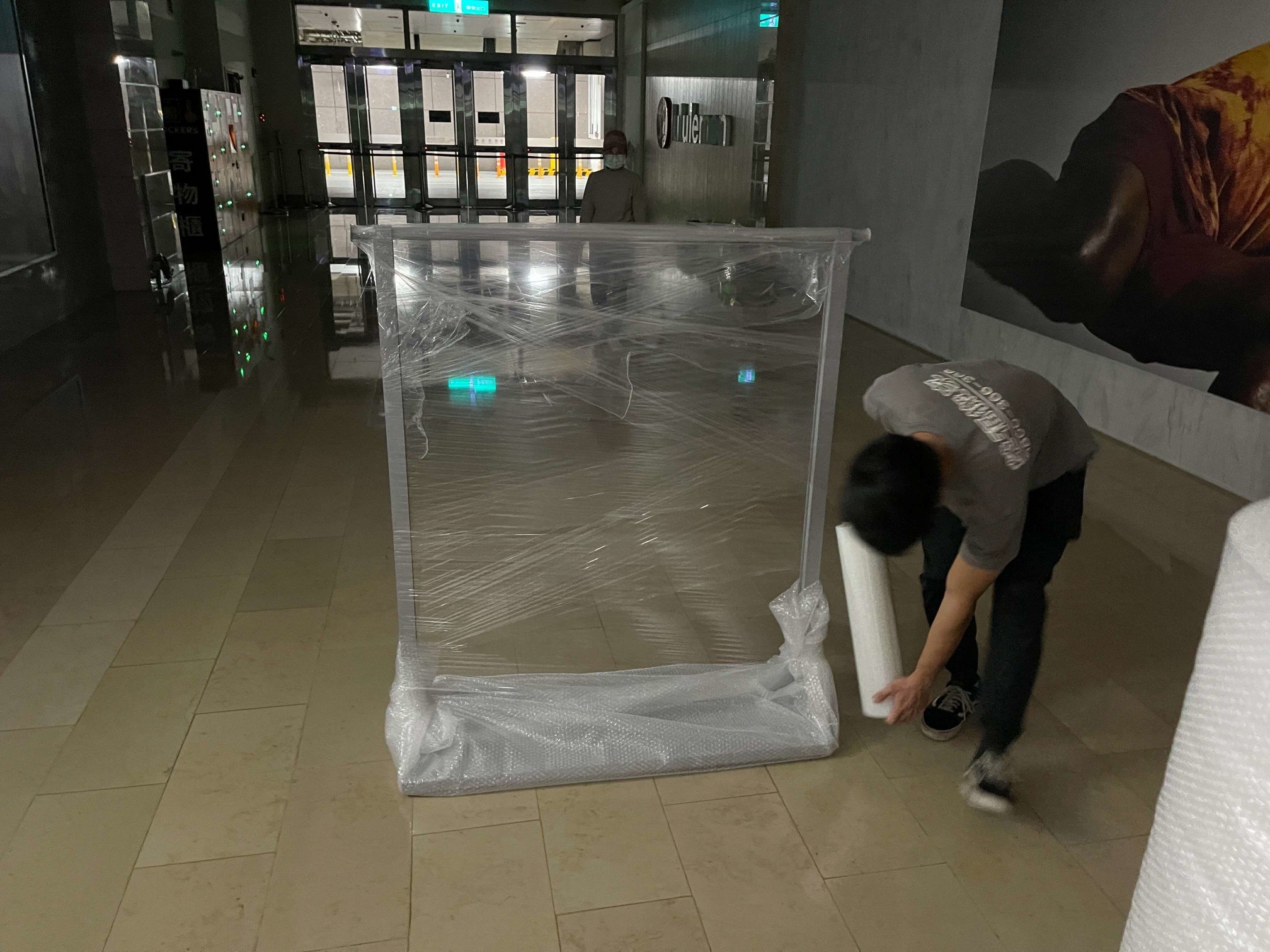 【榮福搬家】百貨倉儲暫放精緻包裝、百貨撤櫃、展示架搬運、中島雙排架搬運、服裝店展示架搬運、落地是掛衣架搬運,服飾店模特兒搬運、品牌大型公仔搬運、海外公仔搬運、公仔精緻包裝、模型精緻包裝,台北搬家公司推薦:大台北搬家,精緻包裝搬運「細膩包裝、專業搬運、用心服務、以客為尊」是榮福搬家公司的宗旨與精神。歡迎立即來電02-2651-2727專人服務。 【榮福搬家】百貨倉儲暫放精緻包裝、百貨撤櫃、展示架搬運、中島雙排架搬運、服裝店展示架搬運、落地是掛衣架搬運,服飾店模特兒搬運、品牌大型公仔搬運、海外公仔搬運、公仔精緻包裝、模型精緻包裝,台北搬家公司推薦:大台北搬家,精緻包裝搬運「細膩包裝、專業搬運、用心服務、以客為尊」是榮福搬家公司的宗旨與精神。歡迎立即來電02-2651-2727專人服務。