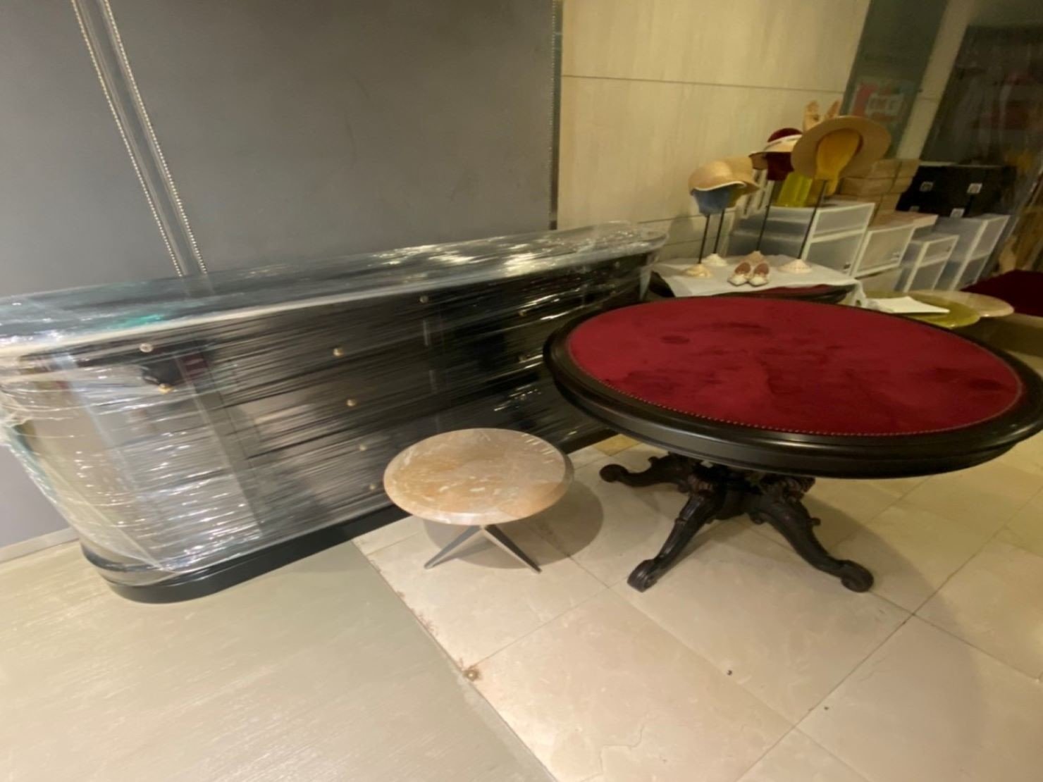 百貨撤場搬運【榮福搬家】搬家口碑第一、台北搬家:拆卸櫃子、桌椅上的膠膜,快速有效率。 百貨撤場搬運【榮福搬家】搬家口碑第一、台北搬家:拆卸櫃子、桌椅上的膠膜,快速有效率。