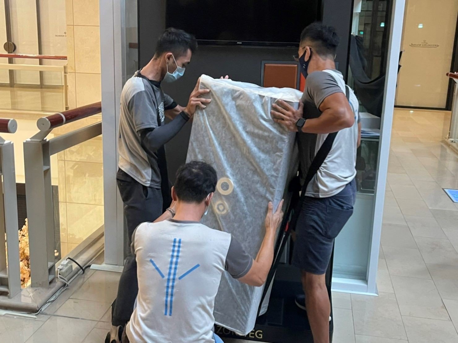 百貨公司保險箱搬運、金庫搬運,搬家公司推薦、百貨公司進撤櫃推薦【榮福搬家公司】台北百貨公司保險箱搬運、金庫、桃園百貨公司保險箱搬運、金庫、新竹百貨公司保險箱搬運、金庫、南港公司行號金庫、保險箱搬遷、桃園公司行號金庫、保險箱搬遷、新北公司行號金庫、保險箱搬遷、基隆公司行號金庫、保險箱搬遷、特殊重物保險箱、金庫搬運、保險箱、金庫搬運、公司行號搬遷、台北公司行號金庫、保險箱清運、桃園公司行號金庫、保險箱清運、新北公司行號金庫、保險箱清運、政府機關搬遷、學校單位搬遷、精緻包裝、搬家紙箱、搬鐵櫃、搬保密文件、保密文件銷毀,針對顧客都秉持以用心實在專業搬家技巧,搬家實在用心值得您的信賴與選擇。歡迎來電咨詢02-2651-2727,榮福搬家有專員立即為您服務。 百貨公司保險箱搬運、金庫搬運,搬家公司推薦、百貨公司進撤櫃推薦【榮福搬家公司】台北百貨公司保險箱搬運、金庫、桃園百貨公司保險箱搬運、金庫、新竹百貨公司保險箱搬運、金庫、南港公司行號金庫、保險箱搬遷、桃園公司行號金庫、保險箱搬遷、新北公司行號金庫、保險箱搬遷、基隆公司行號金庫、保險箱搬遷、特殊重物保險箱、金庫搬運、保險箱、金庫搬運、公司行號搬遷、台北公司行號金庫、保險箱清運、桃園公司行號金庫、保險箱清運、新北公司行號金庫、保險箱清運、政府機關搬遷、學校單位搬遷、精緻包裝、搬家紙箱、搬鐵櫃、搬保密文件、保密文件銷毀,針對顧客都秉持以用心實在專業搬家技巧,搬家實在用心值得您的信賴與選擇。歡迎來電咨詢02-2651-2727,榮福搬家有專員立即為您服務。