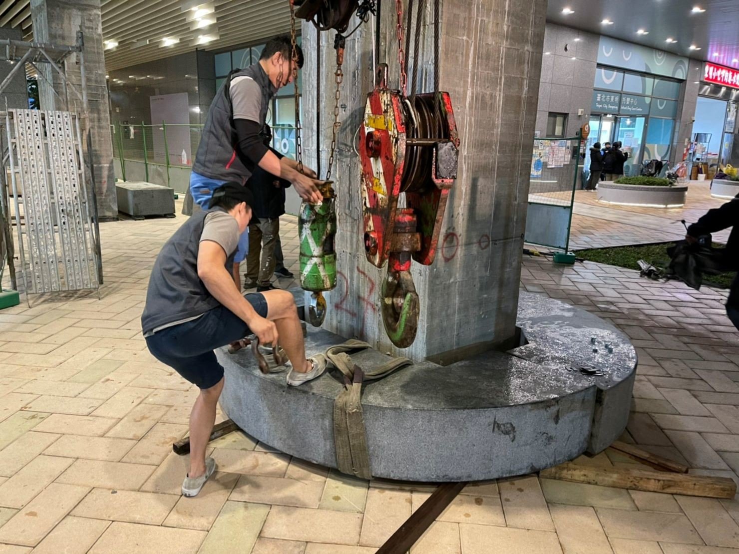 重物搬運/南港搬家【榮福搬家公司】搬洗衣機、搬披薩窯、精搬金庫、搬保險櫃、精搬魚缸、跨縣搬家、搬工派遣、搬床墊、搬冰箱、搬家具、搬家首選、吊掛搬運、吊家具搬運、台北搬家公司推薦:大台北搬家、新北搬家推薦,精緻包裝搬運「細膩包裝、專業搬運、用心服務、以客為尊」是榮福搬家公司的宗旨與精神。歡迎立即來電02-2651-2727專人服務。 重物搬運/南港搬家【榮福搬家公司】搬洗衣機、搬披薩窯、精搬金庫、搬保險櫃、精搬魚缸、跨縣搬家、搬工派遣、搬床墊、搬冰箱、搬家具、搬家首選、吊掛搬運、吊家具搬運、台北搬家公司推薦:大台北搬家、新北搬家推薦,精緻包裝搬運「細膩包裝、專業搬運、用心服務、以客為尊」是榮福搬家公司的宗旨與精神。歡迎立即來電02-2651-2727專人服務。