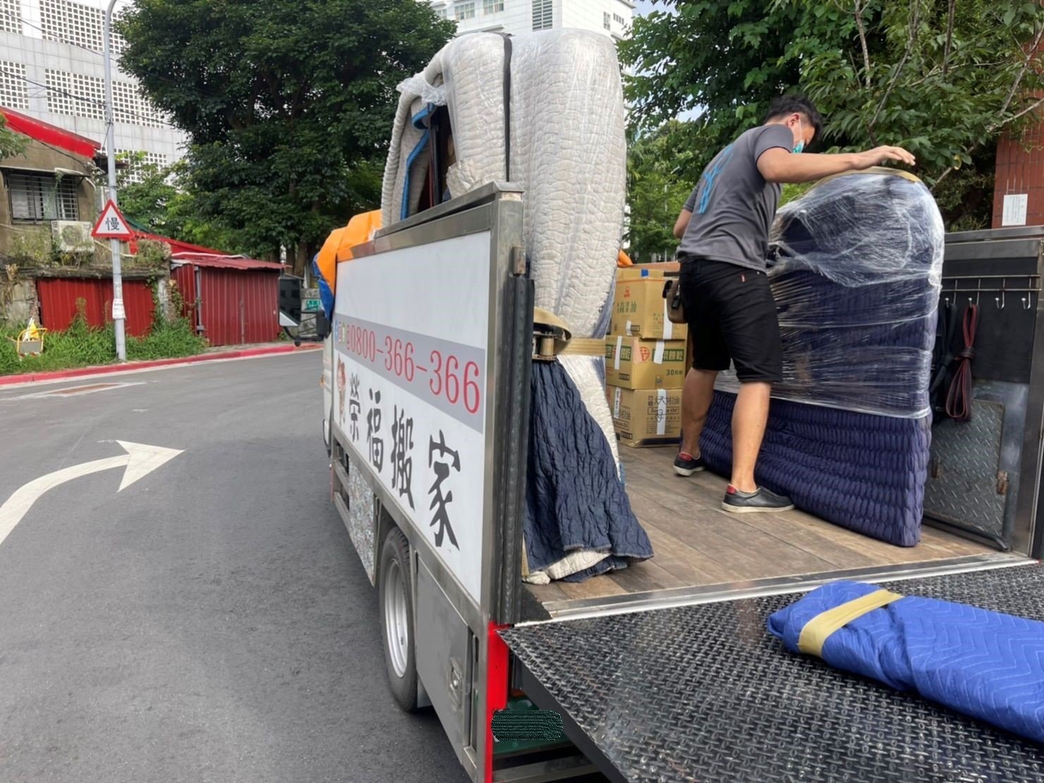 特殊搬運、搬重物【榮福搬家公司】精緻包裝鋼琴、演奏鋼琴、三角鋼琴、鋼琴搬運、三角鋼琴以樓梯搬運、演奏鋼琴以樓梯搬運、演奏平台式鋼琴以樓梯辦運、音樂廳平台式鋼琴搬運、演奏會平台式鋼琴搬運、飯店平台式鋼琴搬運、跨縣市搬鋼琴、鋼琴室內移動、搬鋼琴首選、鋼琴吊掛搬運、專搬重物、搬重物技巧、新北鋼琴搬運公司推薦、大台北鋼琴搬運公司、桃園鋼琴搬運公司、新竹鋼琴搬運公司、台北搬家公司推薦:大台北搬家,精緻包裝搬運「細膩包裝、專業搬運、用心服務、以客為尊」是榮福搬家公司的宗旨與精神。歡迎立即來電02-2651-2727專人服務。 特殊搬運、搬重物【榮福搬家公司】精緻包裝鋼琴、演奏鋼琴、三角鋼琴、鋼琴搬運、三角鋼琴以樓梯搬運、演奏鋼琴以樓梯搬運、演奏平台式鋼琴以樓梯辦運、音樂廳平台式鋼琴搬運、演奏會平台式鋼琴搬運、飯店平台式鋼琴搬運、跨縣市搬鋼琴、鋼琴室內移動、搬鋼琴首選、鋼琴吊掛搬運、專搬重物、搬重物技巧、新北鋼琴搬運公司推薦、大台北鋼琴搬運公司、桃園鋼琴搬運公司、新竹鋼琴搬運公司、台北搬家公司推薦:大台北搬家,精緻包裝搬運「細膩包裝、專業搬運、用心服務、以客為尊」是榮福搬家公司的宗旨與精神。歡迎立即來電02-2651-2727專人服務。
